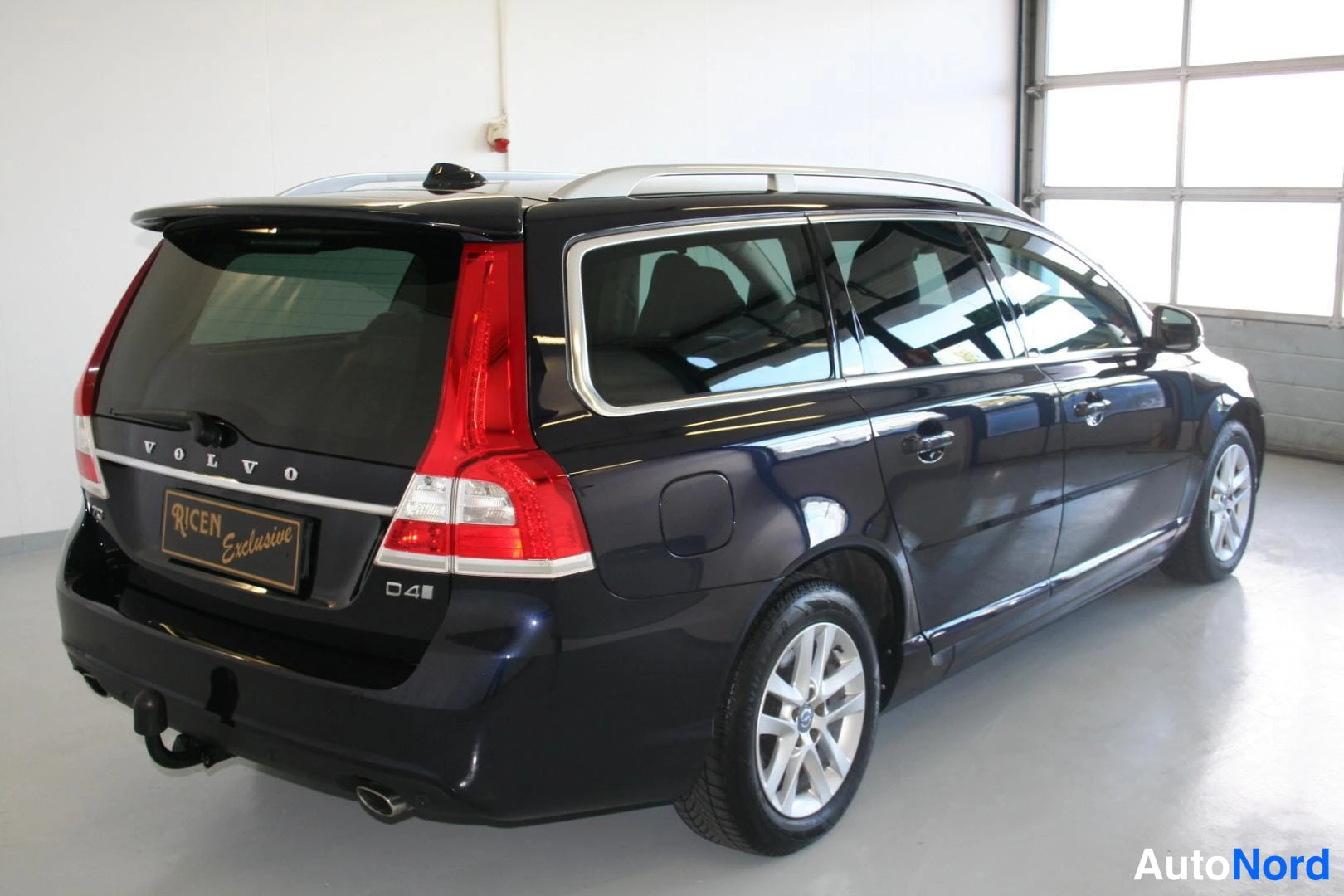 Blå Volvo V70 2016, snett bakifrån, bild 7