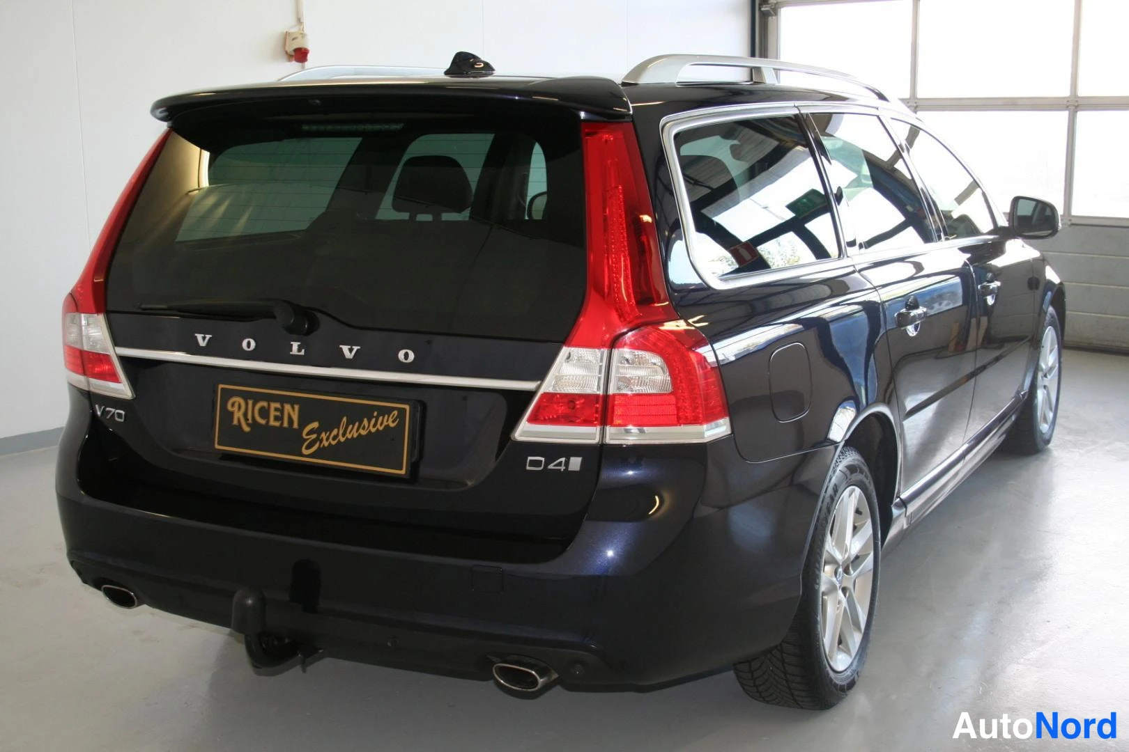 Blå Volvo V70 2016, snett bakifrån, bild 5