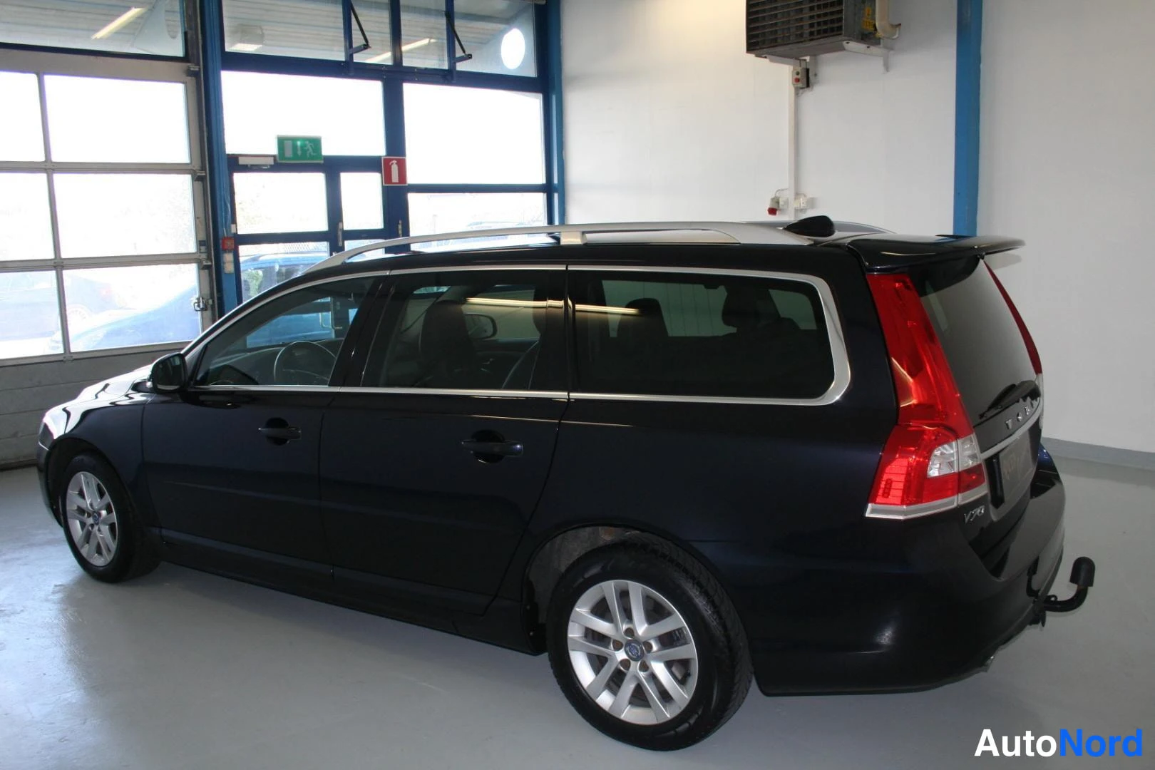 Blå Volvo V70 2016, från sidan, bild 4