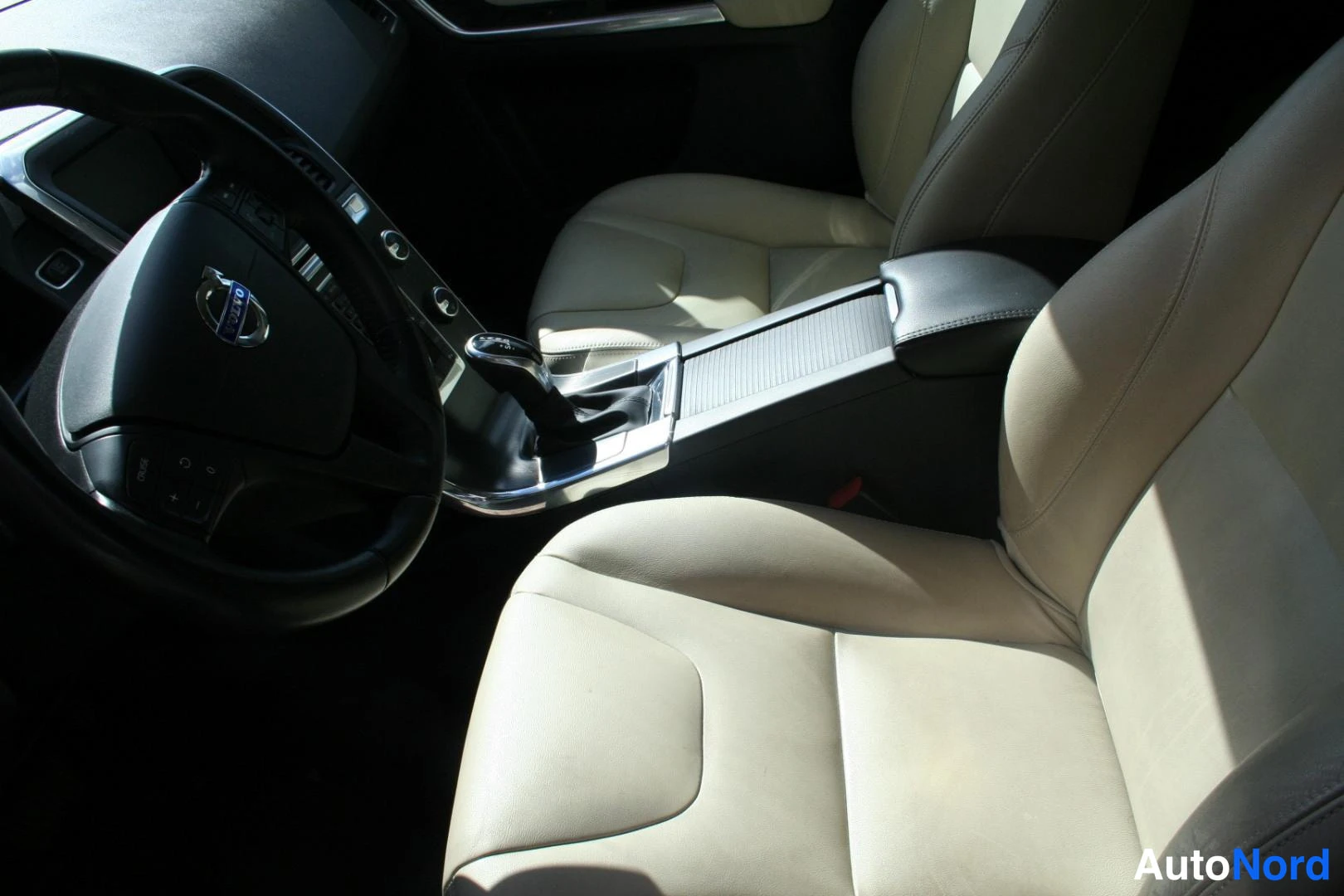 Blå Volvo XC60 2016, förarplats, bild 10