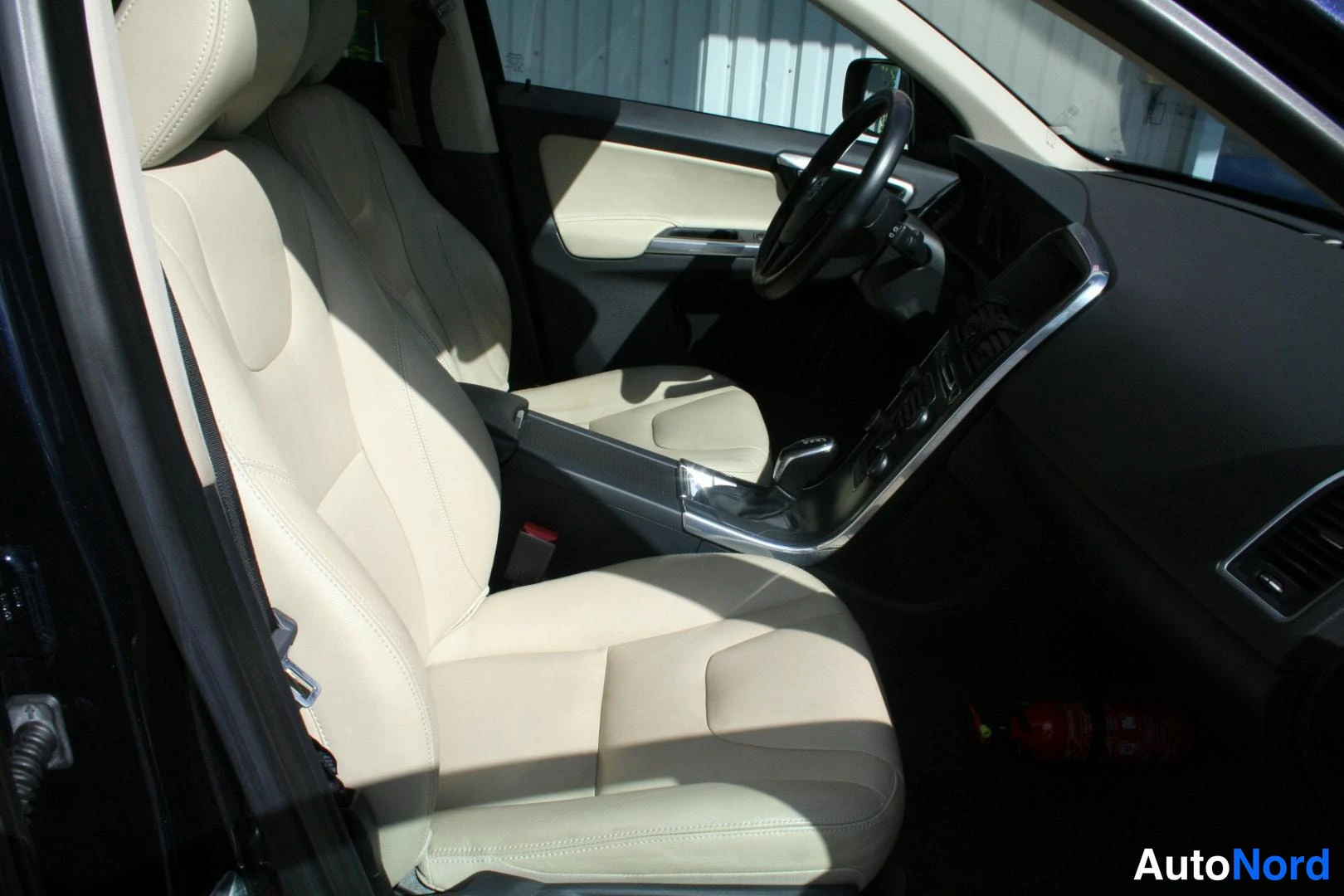 Blå Volvo XC60 2016, förarplats, bild 11