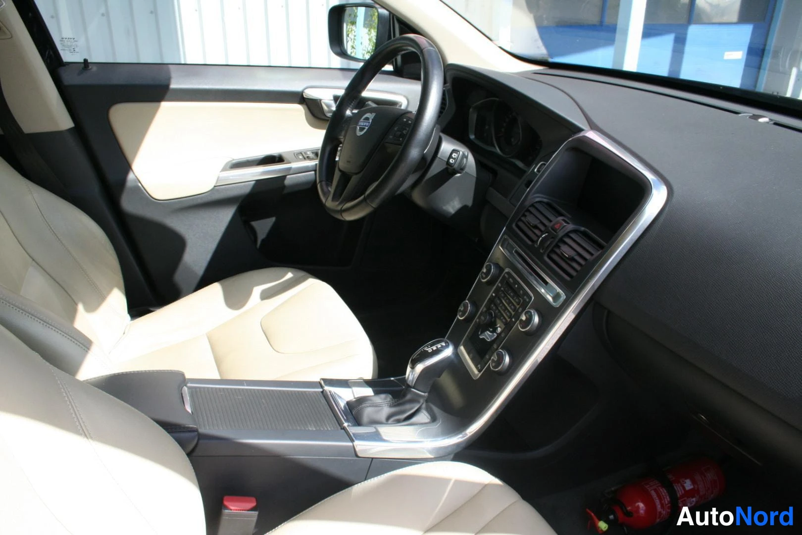 Blå Volvo XC60 2016, förarplats, bild 12