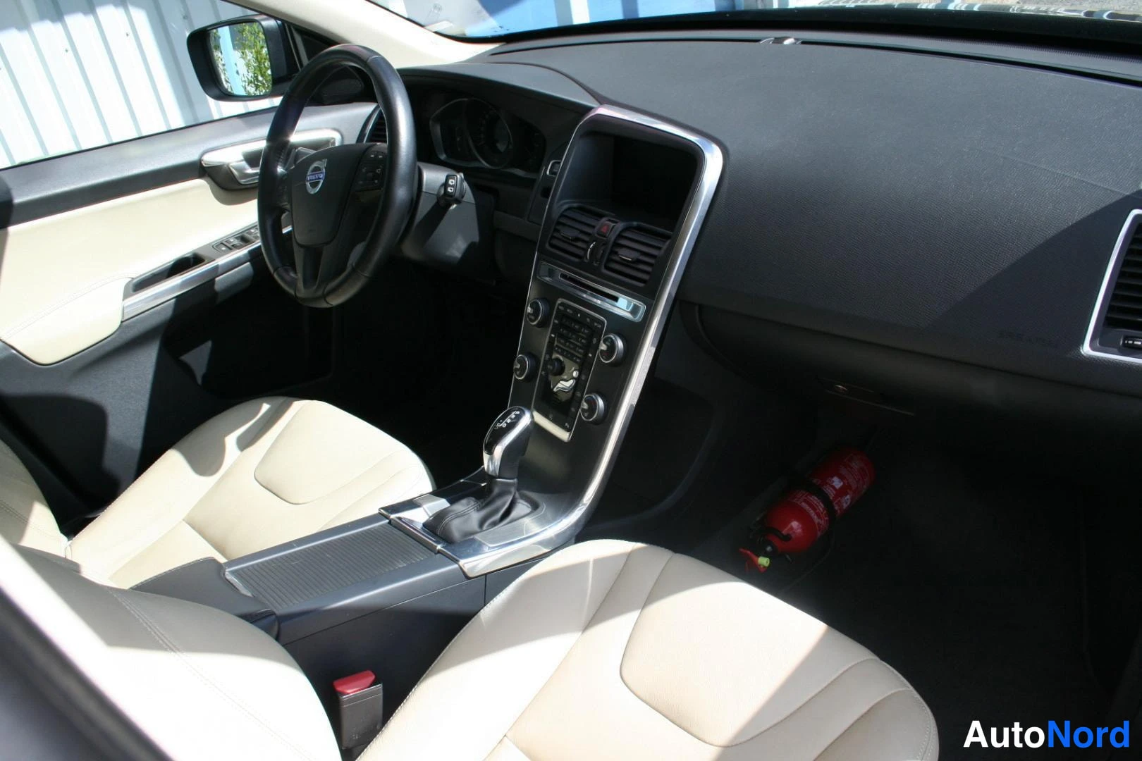 Blå Volvo XC60 2016, förarplats, bild 13