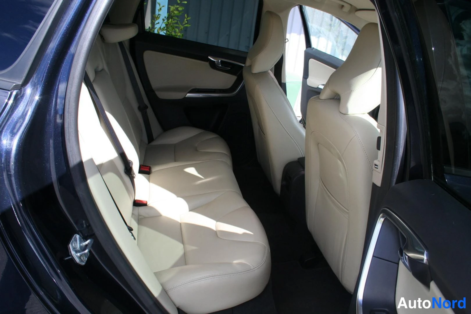 Blå Volvo XC60 2016, baksäten, bild 15
