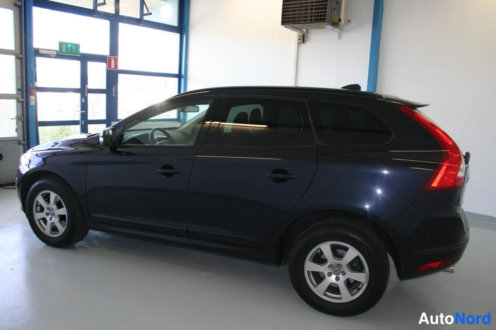 Blå Volvo XC60 2016, snett bakifrån, bild 4