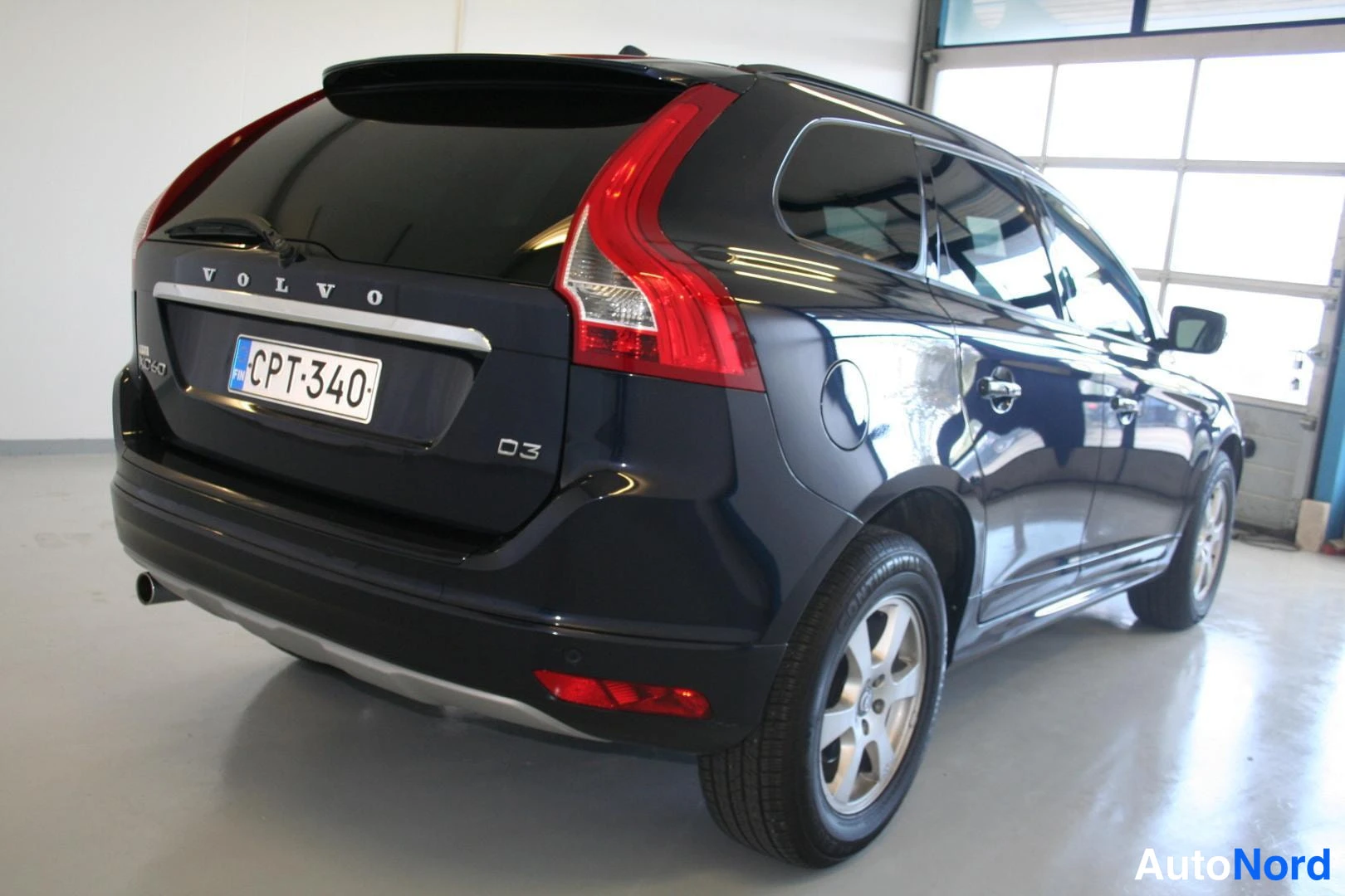 Blå Volvo XC60 2016, snett bakifrån, bild 5