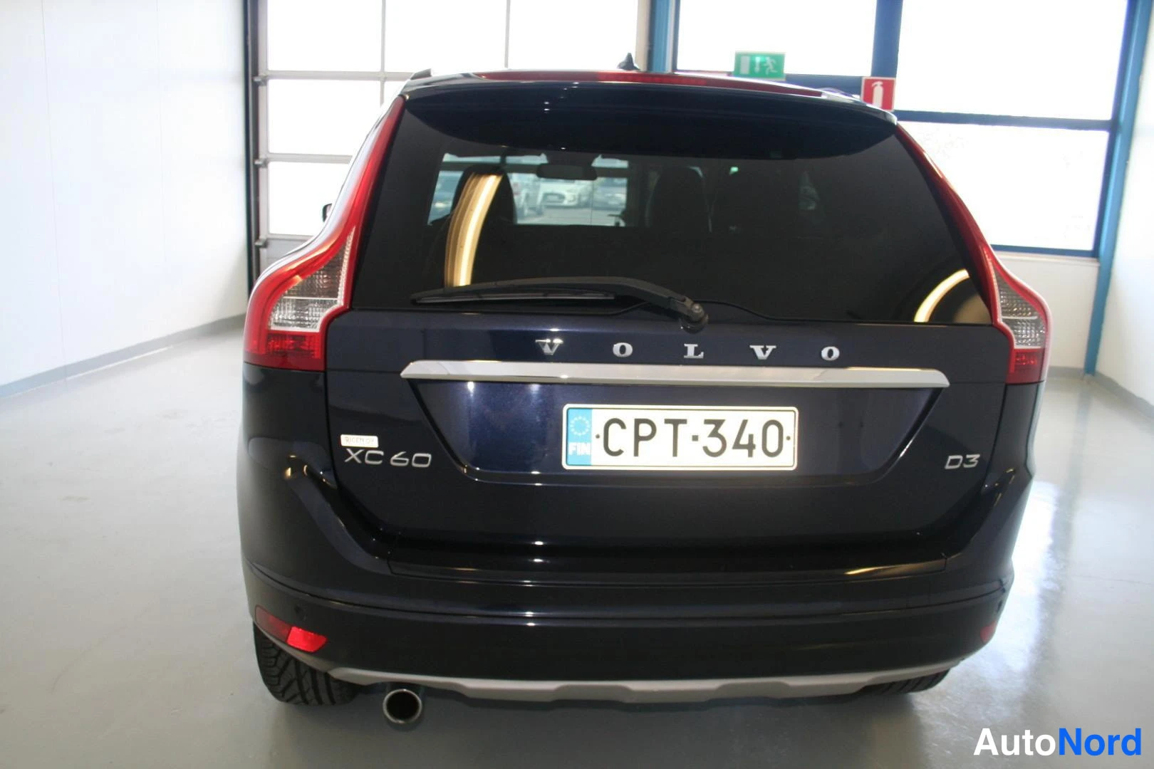 Blå Volvo XC60 2016, bakifrån, bild 7