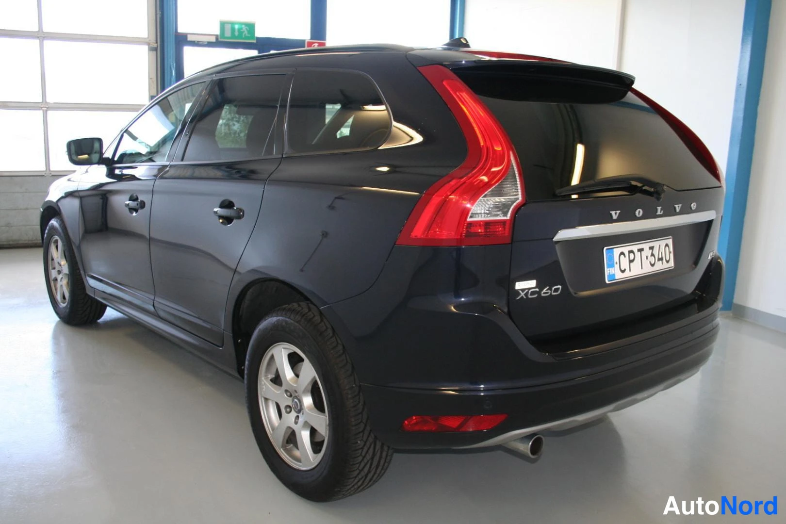 Blå Volvo XC60 2016, snett bakifrån, bild 6
