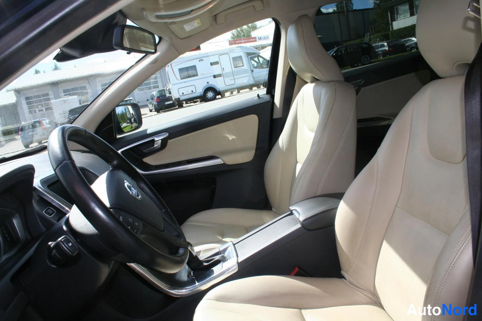 Blå Volvo XC60 2016, framsäten, bild 14
