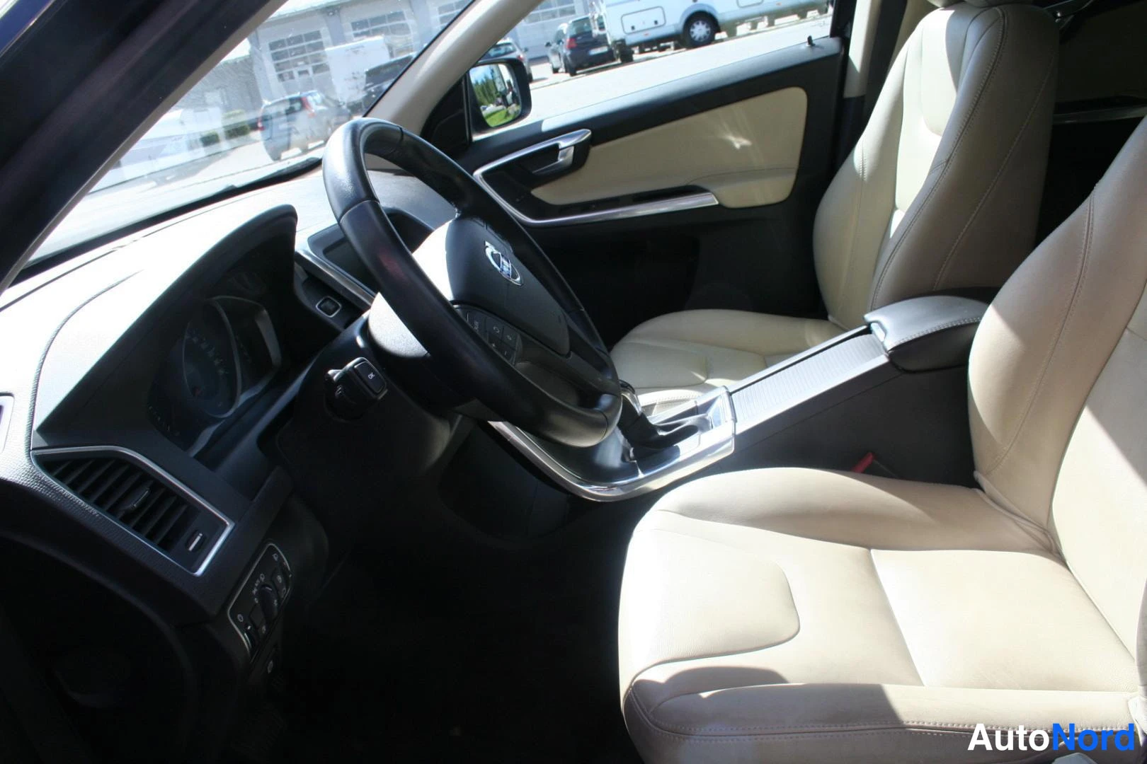Blå Volvo XC60 2016, förarplats, bild 8