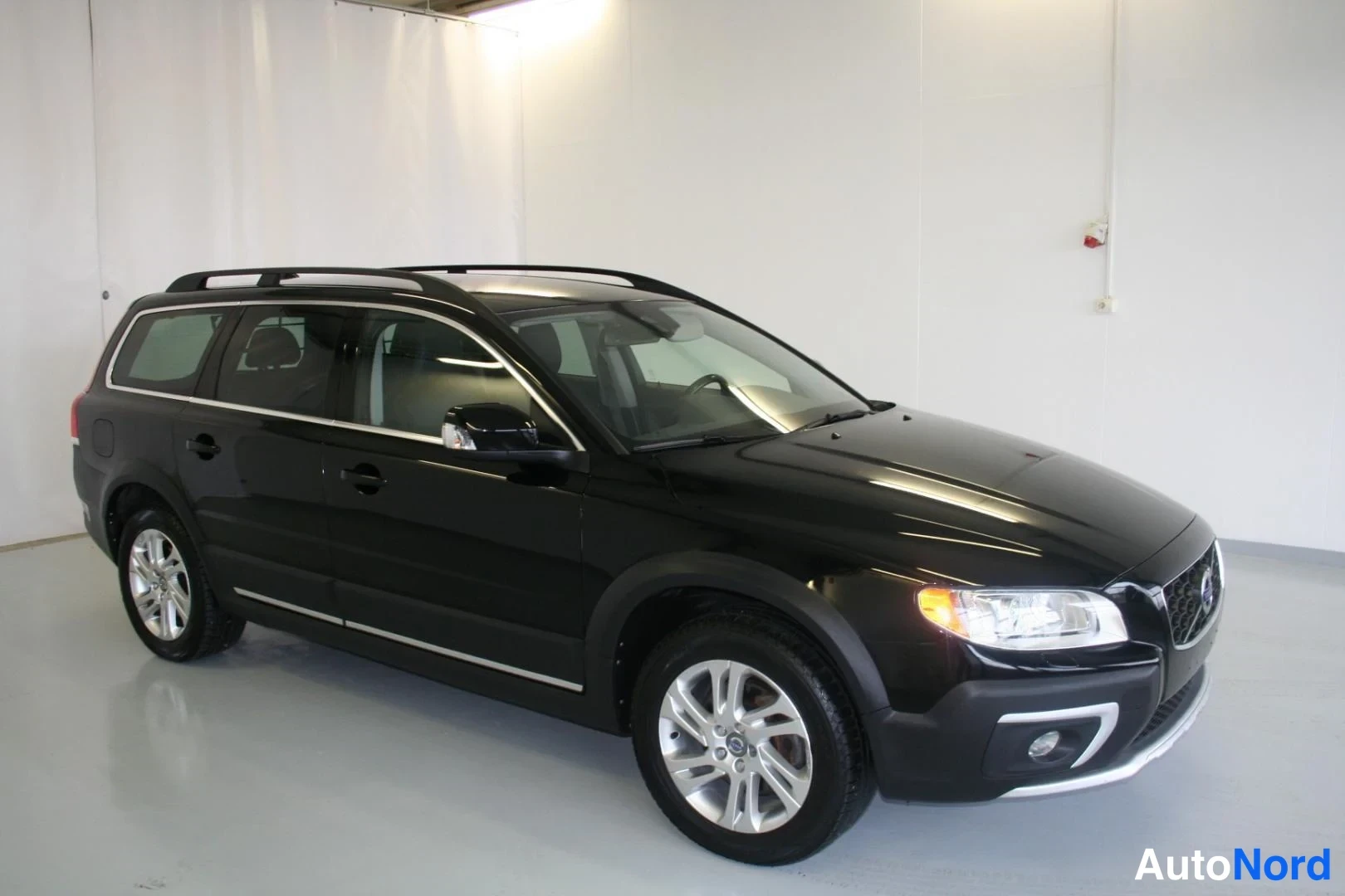 Svart Volvo XC70 2014, snett framifrån, fronten åt höger, bild 2