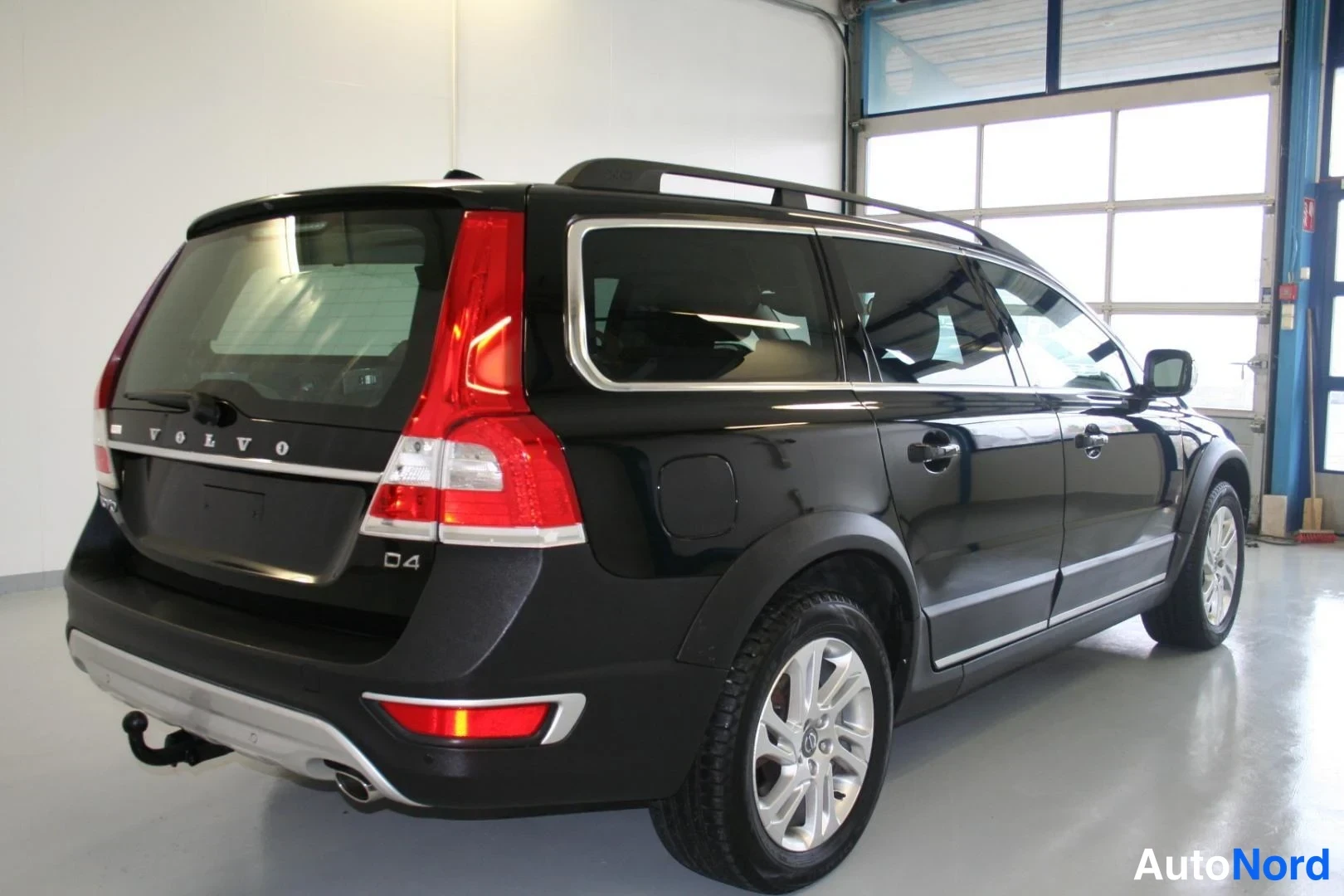 Svart Volvo XC70 2014, snett bakifrån, bild 4