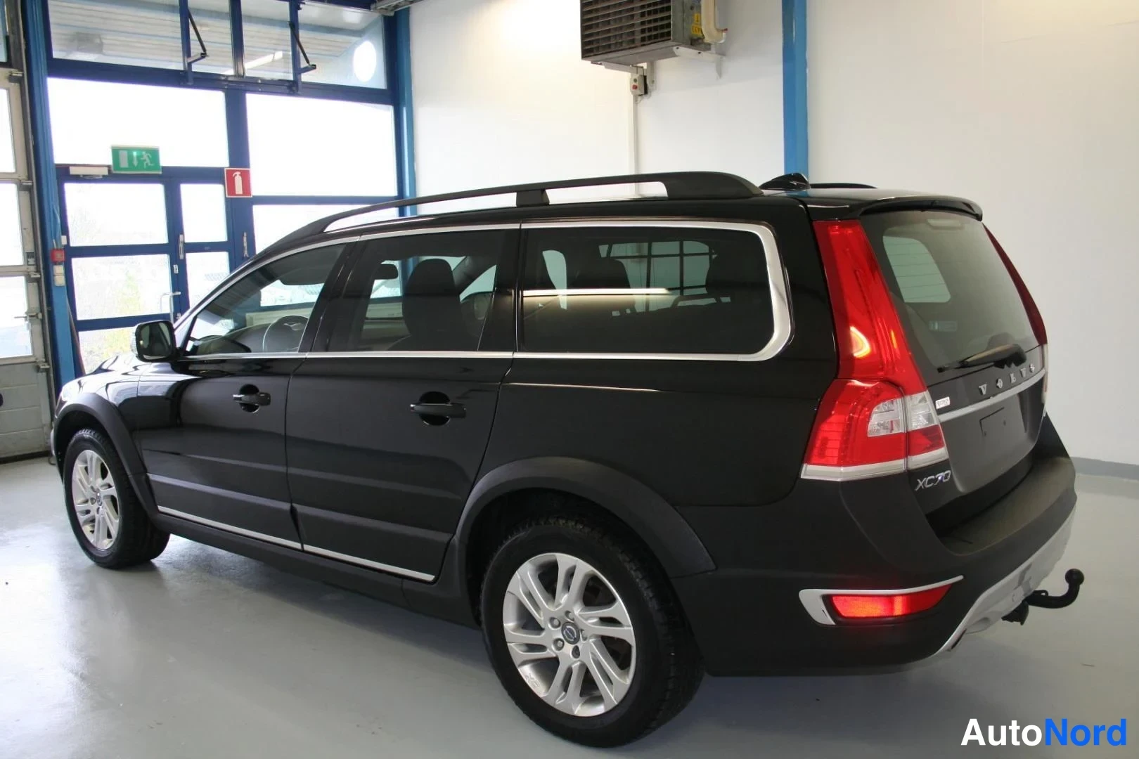 Svart Volvo XC70 2014, snett bakifrån, bild 5