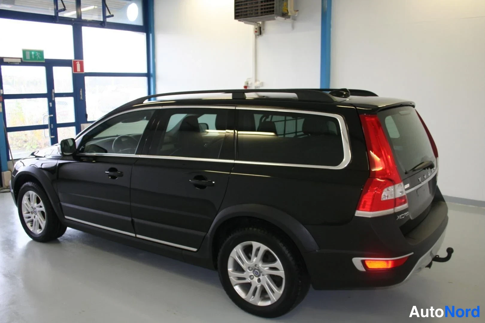 Svart Volvo XC70 2014, snett bakifrån, bild 3