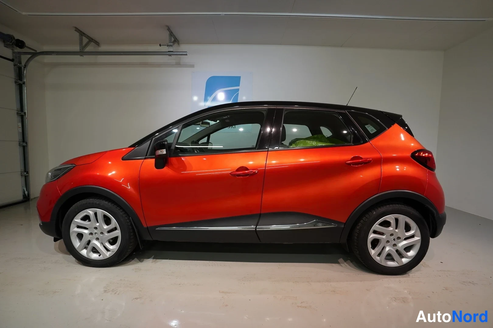 Punainen Renault Captur 2016, sivulta, kuva 4