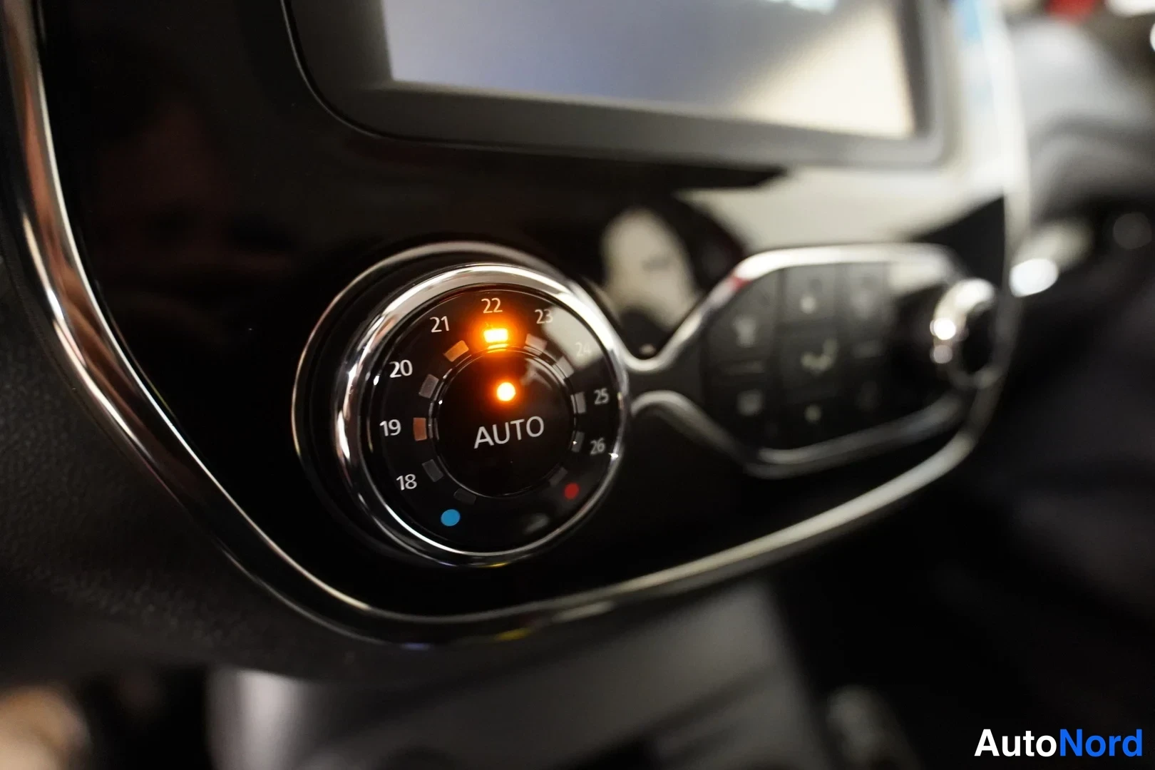 Punainen Renault Captur 2016, yksityiskohta, kuva 11