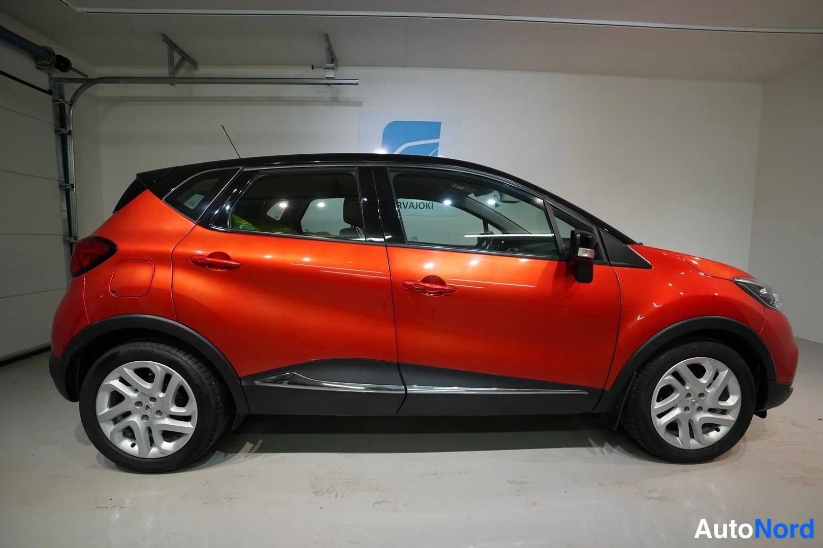 Punainen Renault Captur 2016, etuviisto, keula oikealle, kuva 2
