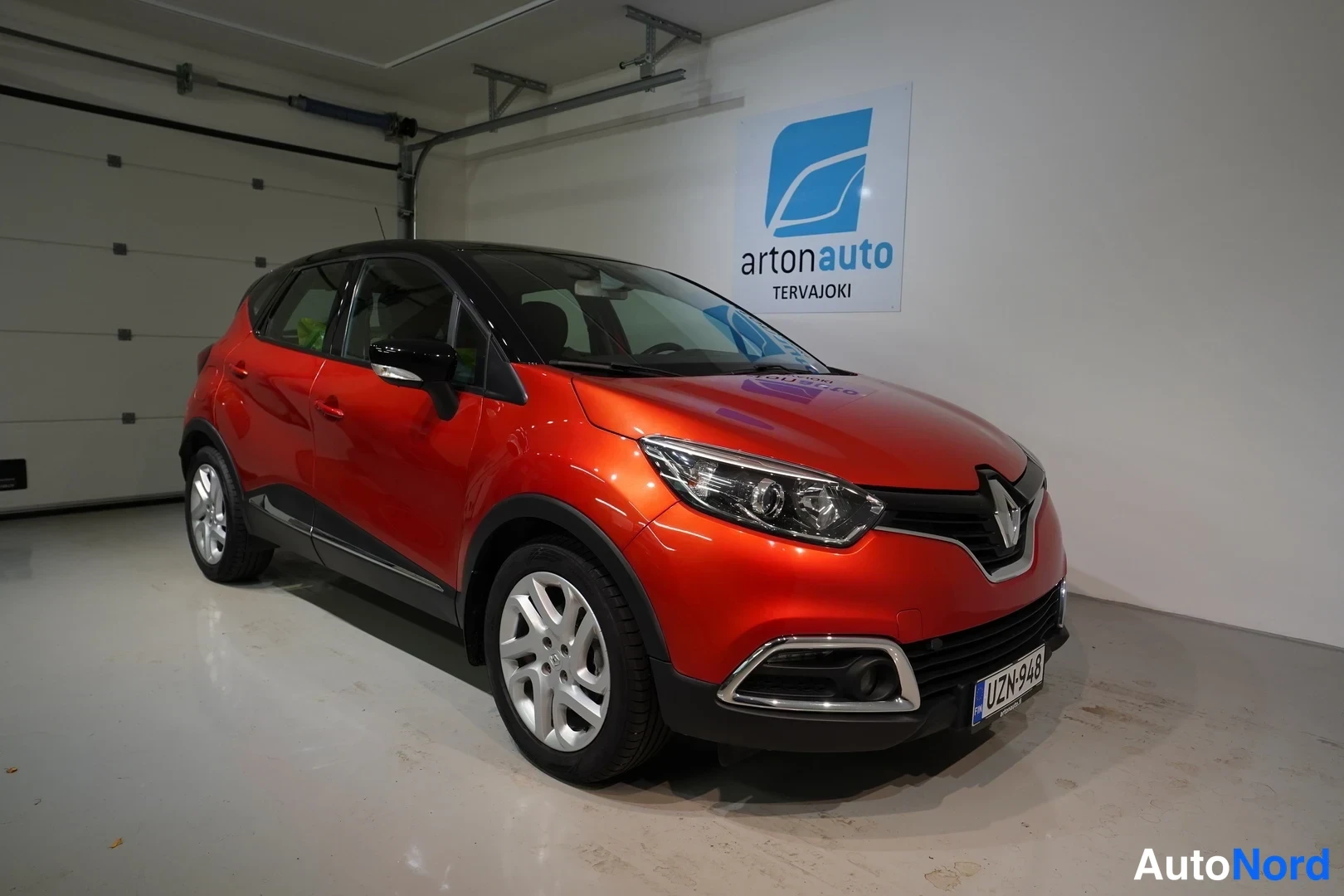 Punainen Renault Captur 2016, etuviisto, keula oikealle, kuva 3