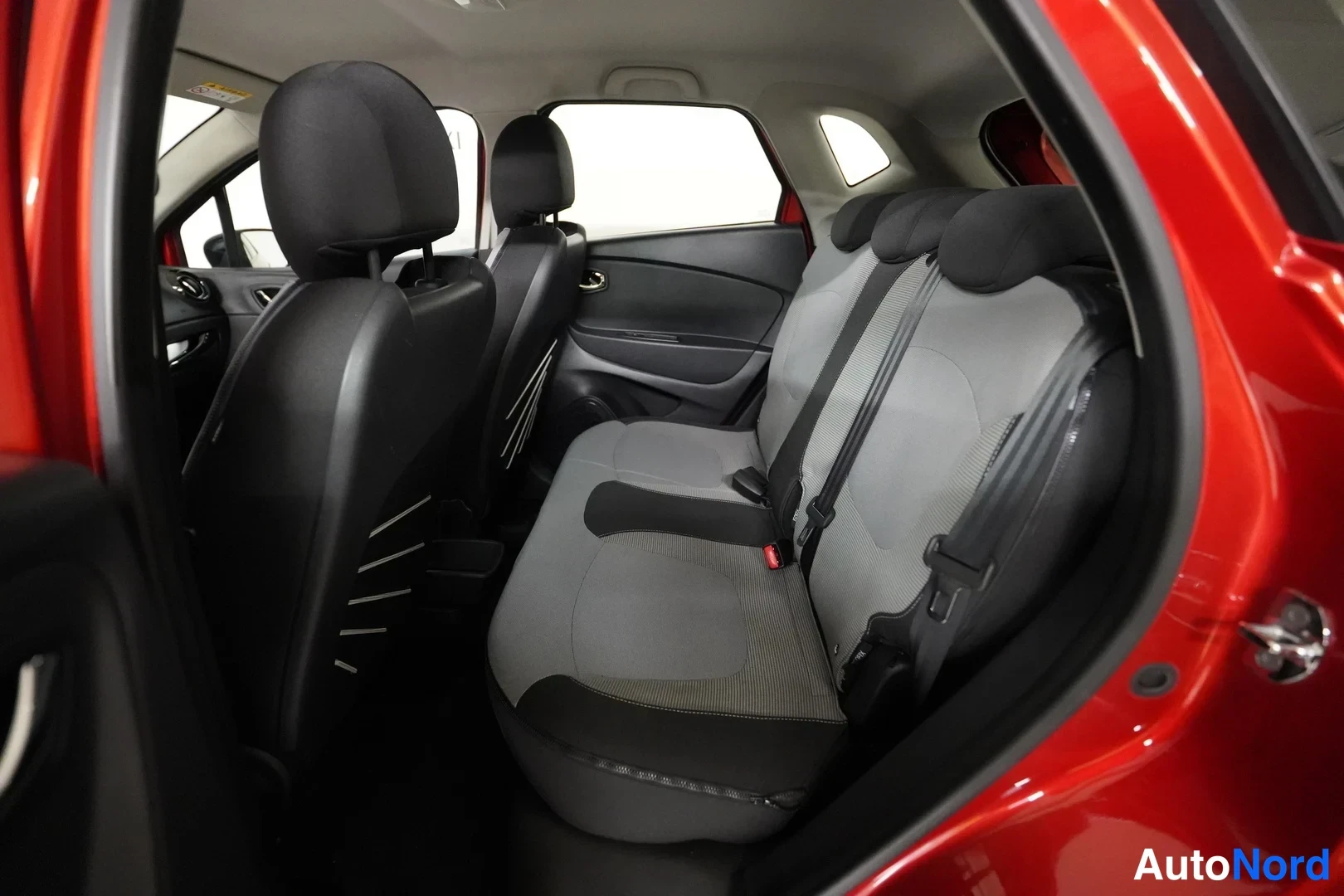 Punainen Renault Captur 2016, takaistuimet, kuva 9