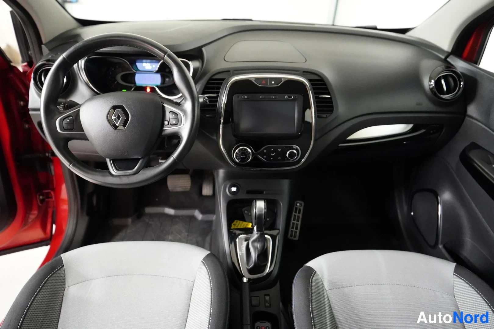 Punainen Renault Captur 2016, ohjaamo, kuva 7