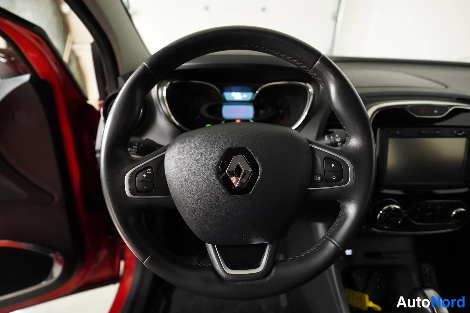 Punainen Renault Captur 2016, yksityiskohta, kuva 10