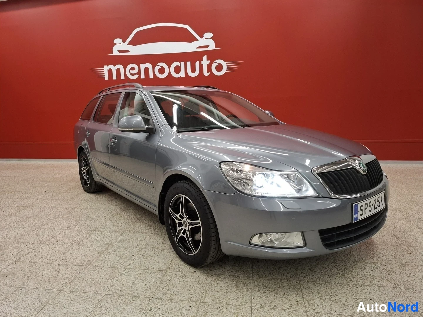 Hopea Skoda Octavia 2013, etuviisto, keula oikealle, kuva 3