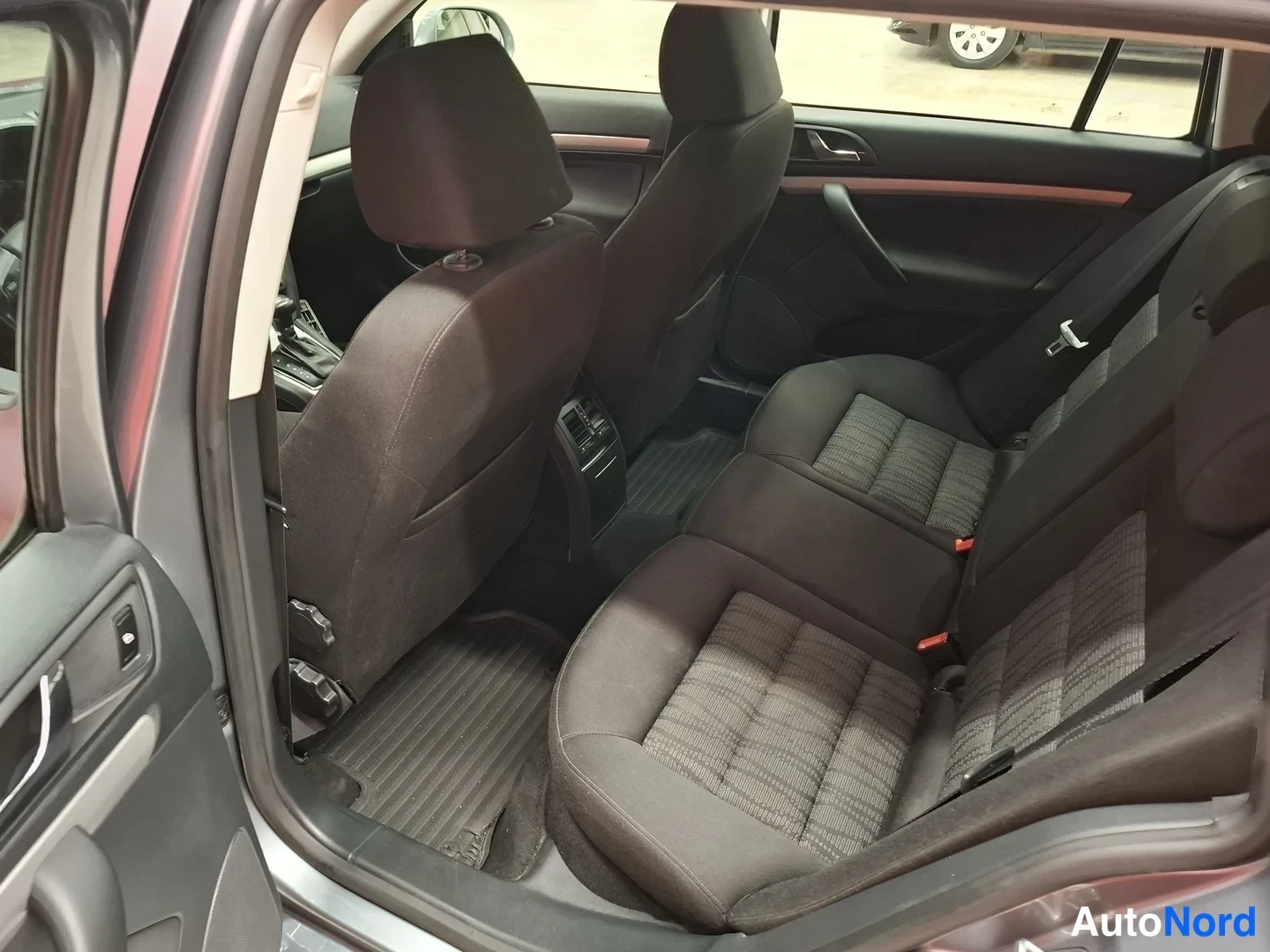 Hopea Skoda Octavia 2013, takaistuimet, kuva 9