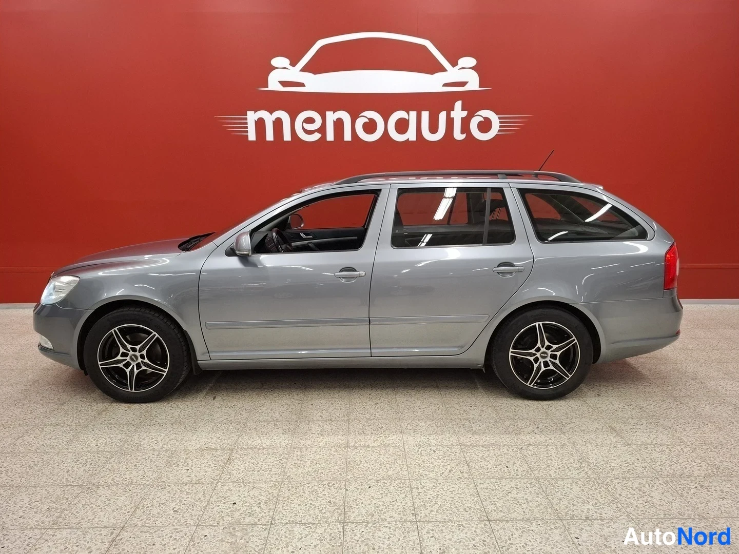 Hopea Skoda Octavia 2013, etuviisto, keula vasemmalle, kuva 2