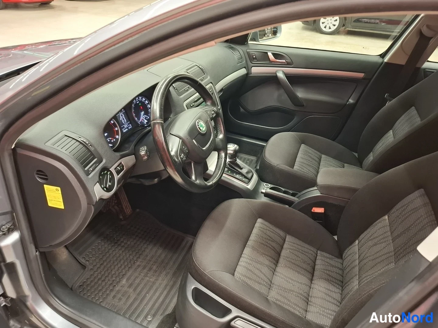 Hopea Skoda Octavia 2013, ohjaamo, kuva 7
