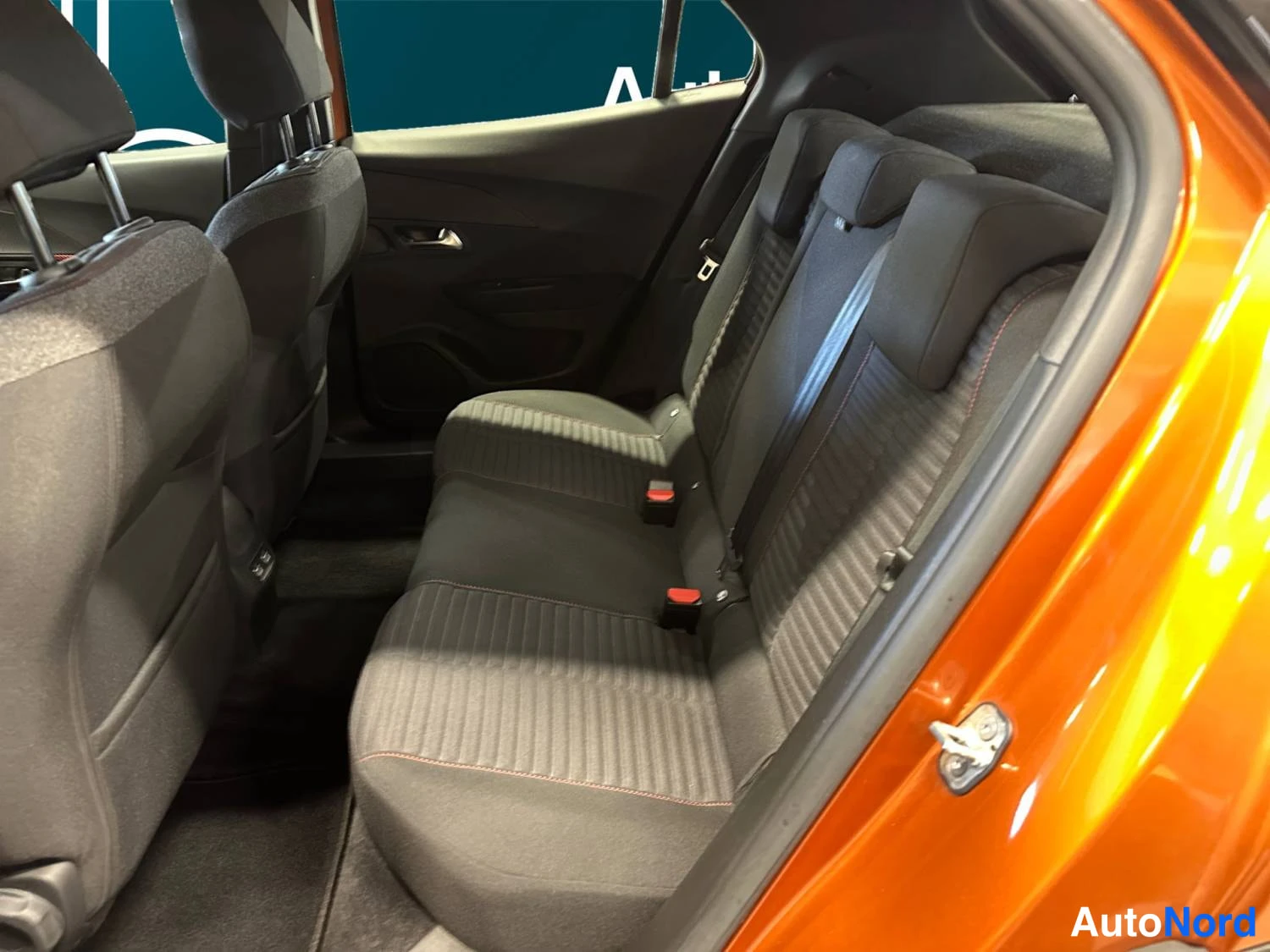 Oranssi Peugeot E-2008 2023, takaistuimet, kuva 12