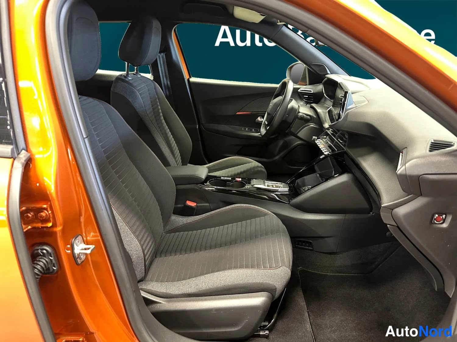 Oranssi Peugeot E-2008 2023, ohjaamo, kuva 10