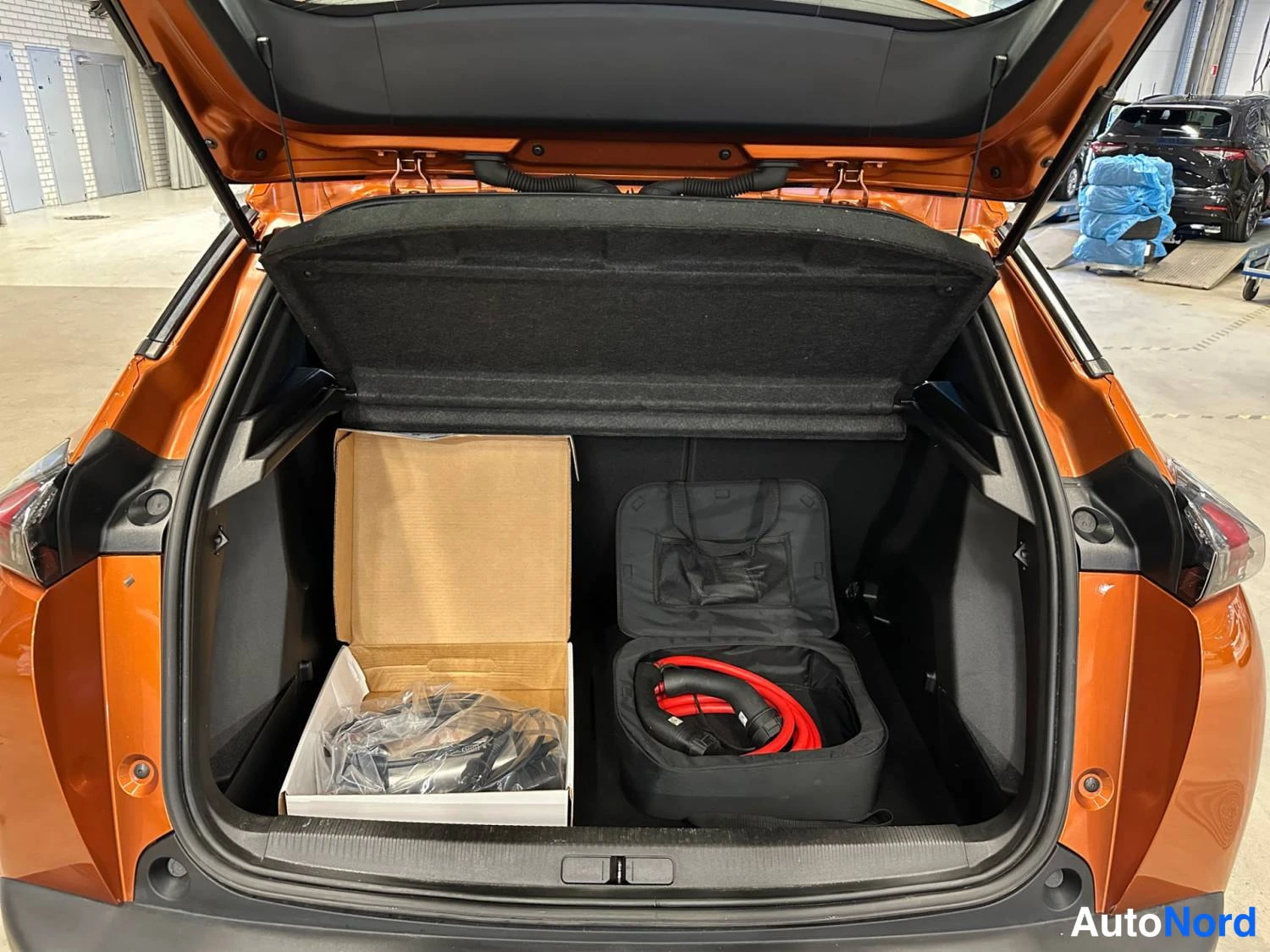Oranssi Peugeot E-2008 2023, tavaratila, kuva 13
