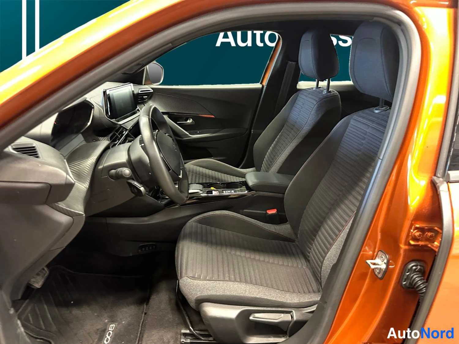 Oranssi Peugeot E-2008 2023, ohjaamo, kuva 11
