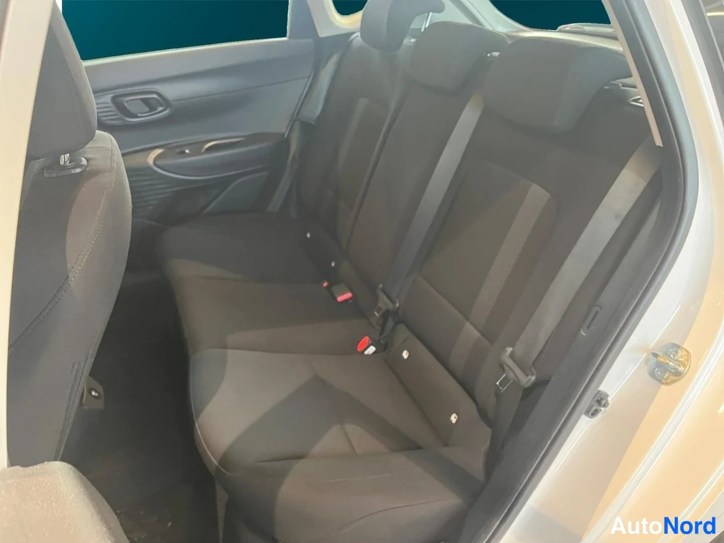 Valkoinen Hyundai i20 2024, takaistuimet, kuva 14