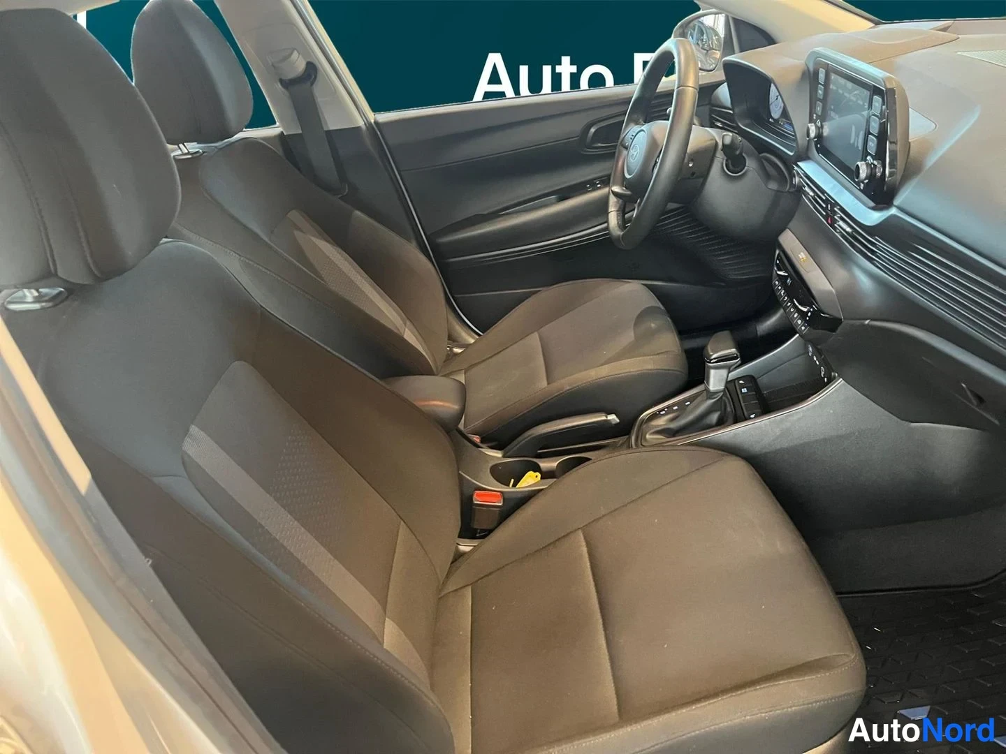 Valkoinen Hyundai i20 2024, etuistuimet, kuva 13