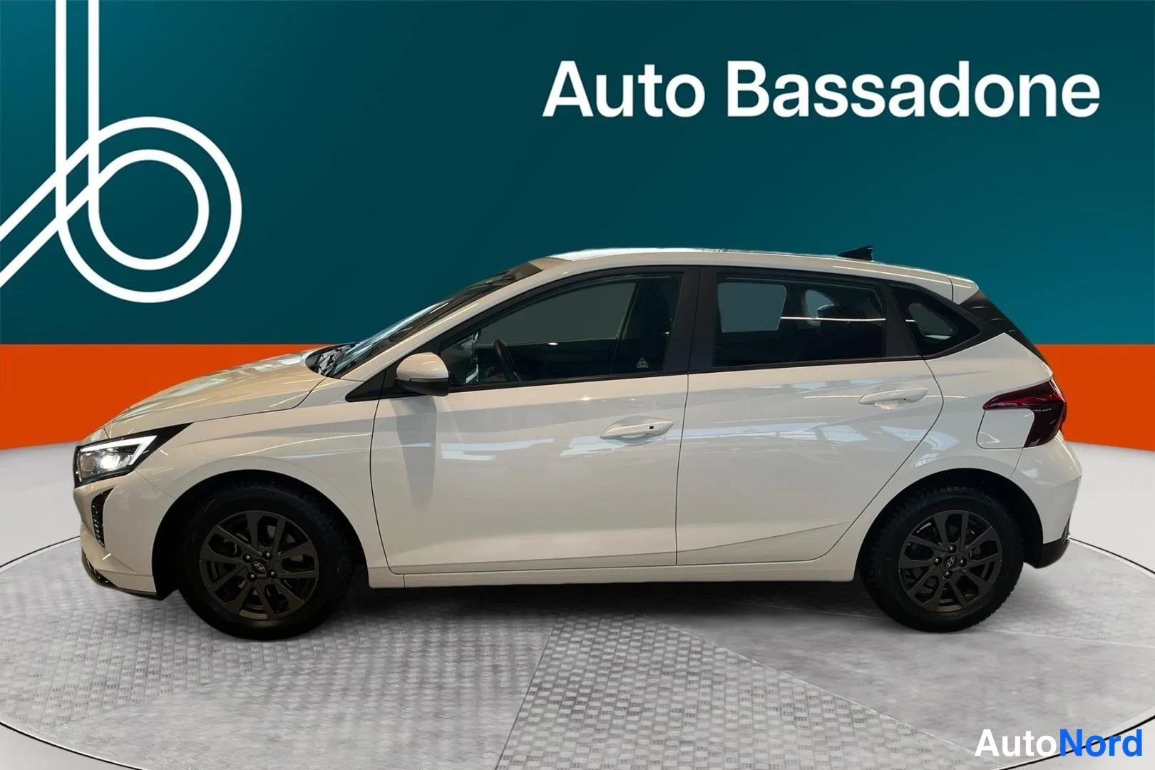 Valkoinen Hyundai i20 2024, etuviisto, keula vasemmalle, kuva 2