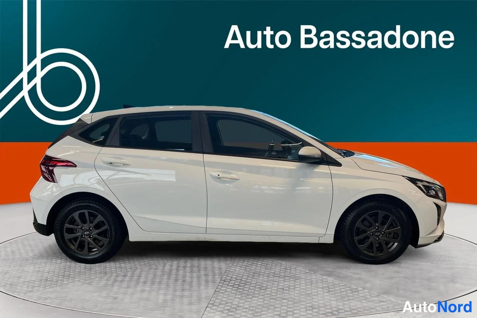 Valkoinen Hyundai i20 2024, sivulta, kuva 5
