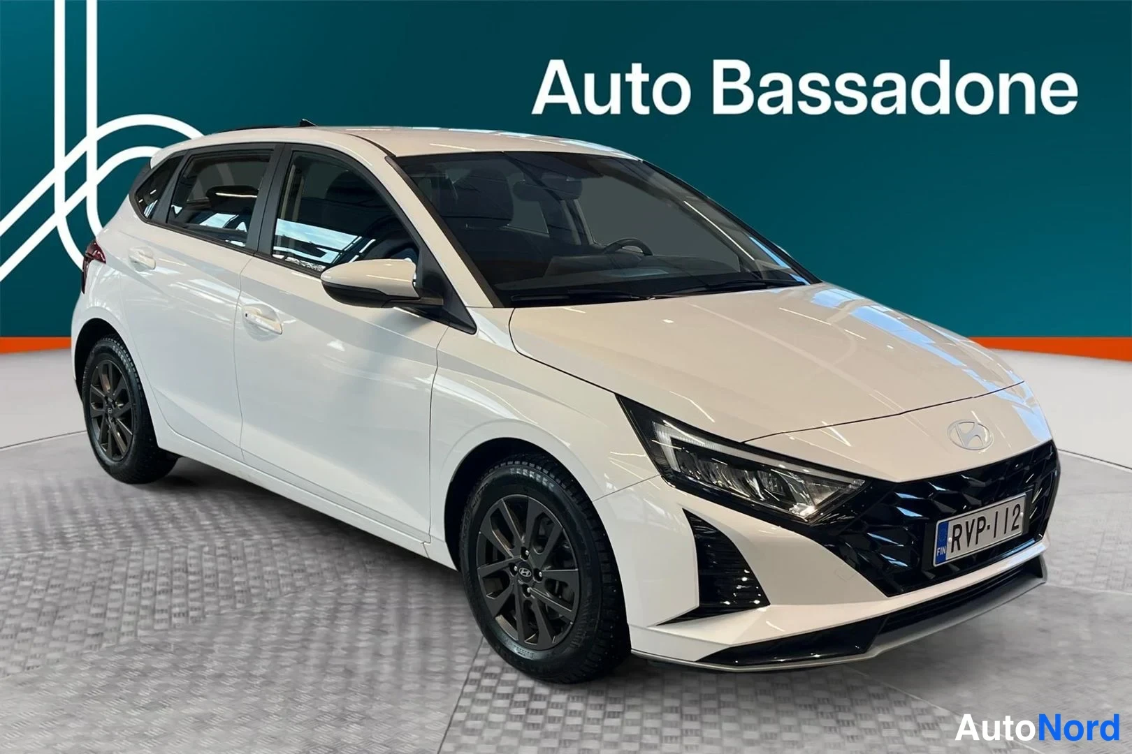 Valkoinen Hyundai i20 2024, etuviisto, keula oikealle, kuva 3