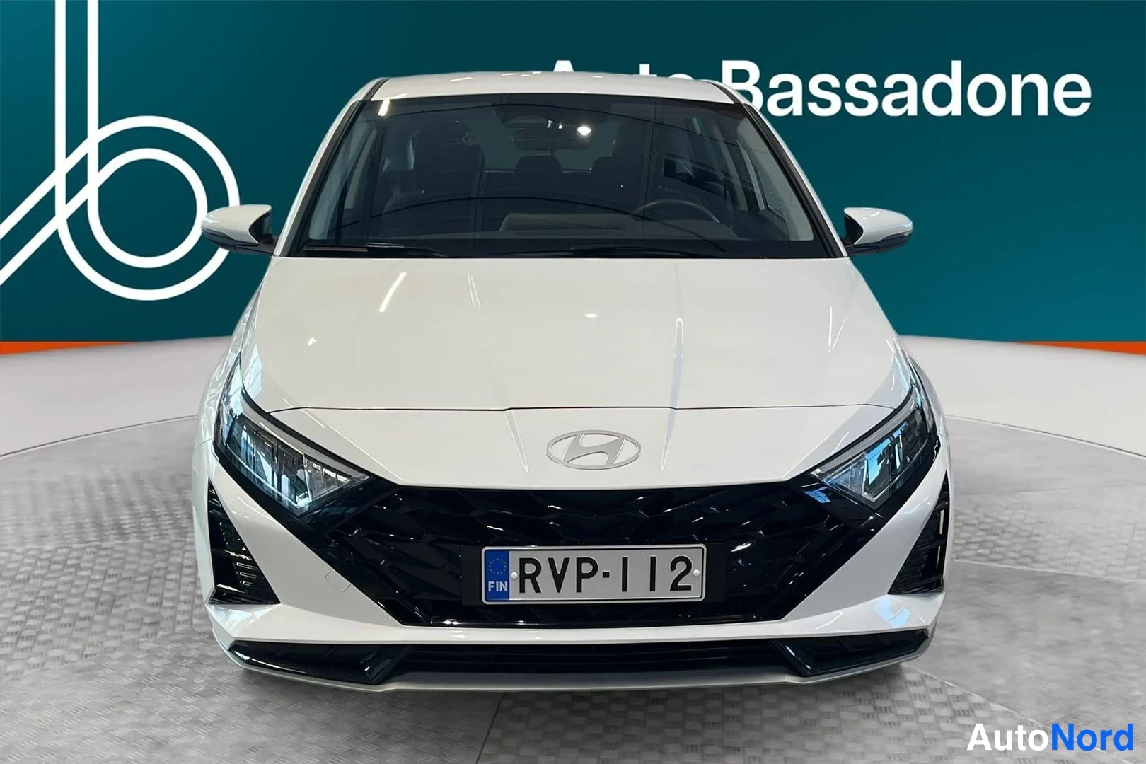 Valkoinen Hyundai i20 2024, edestä, kuva 4