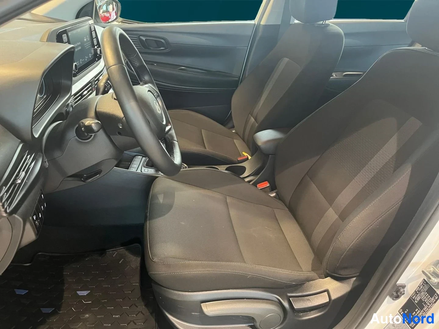 Valkoinen Hyundai i20 2024, etuistuimet, kuva 12