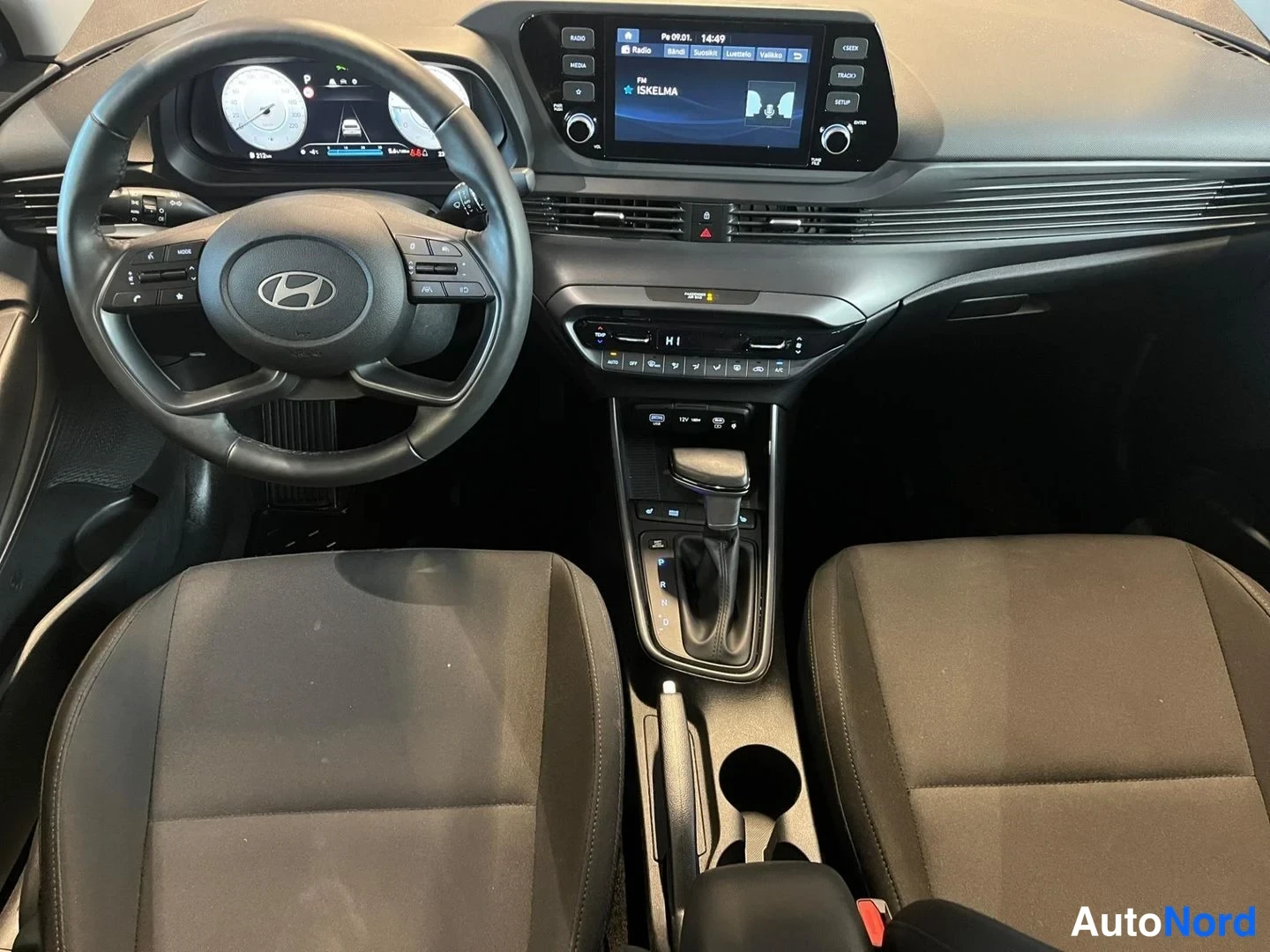 Valkoinen Hyundai i20 2024, ohjaamo, kuva 10
