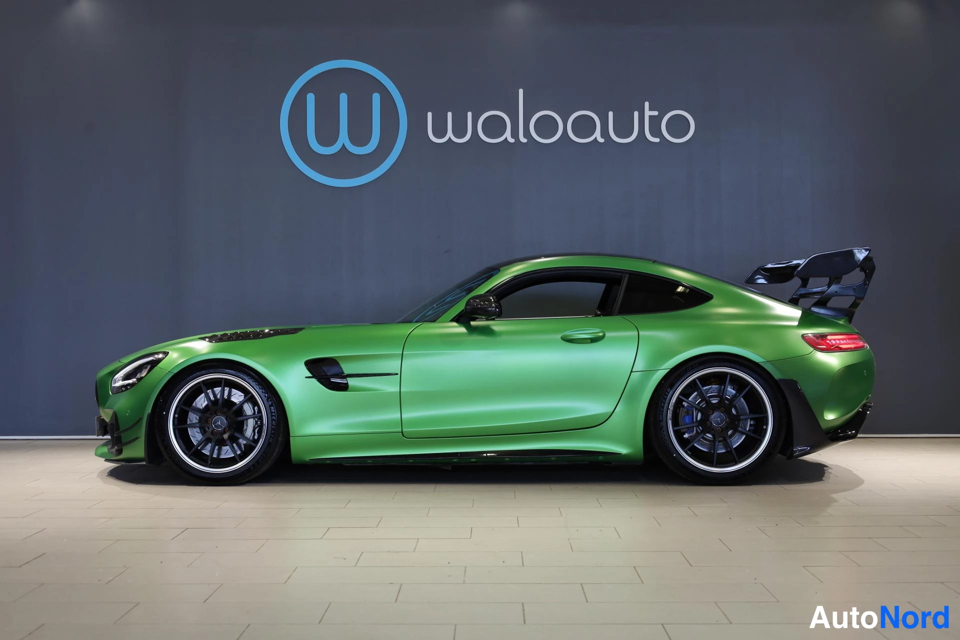 Vihreä Mercedes-Benz AMG GT R 2016, sivulta, kuva 6