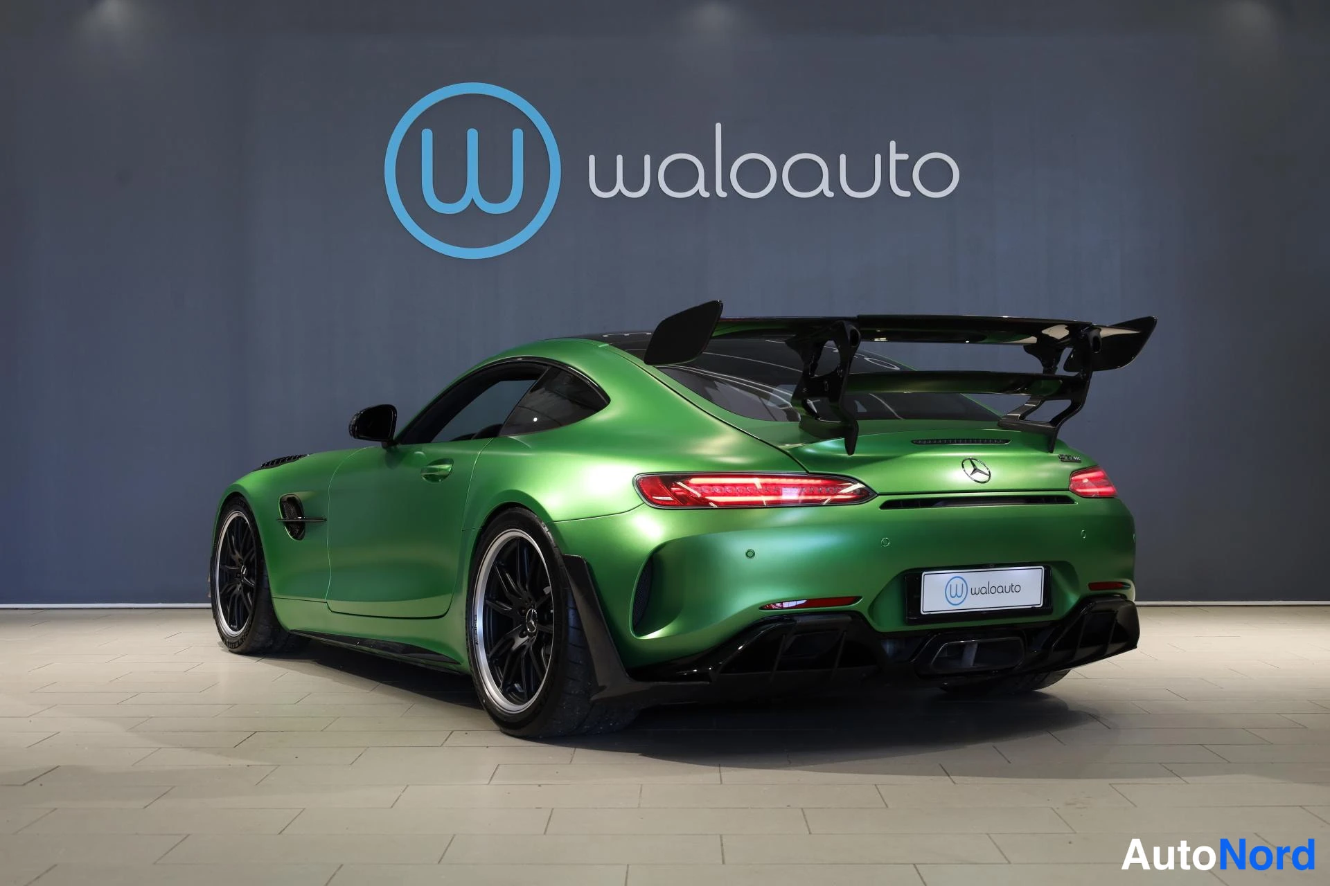 Vihreä Mercedes-Benz AMG GT R 2016, takaviisto, kuva 8