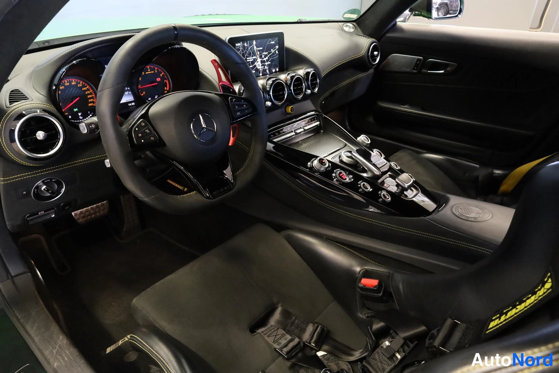 Vihreä Mercedes-Benz AMG GT R 2016, ohjaamo, kuva 11