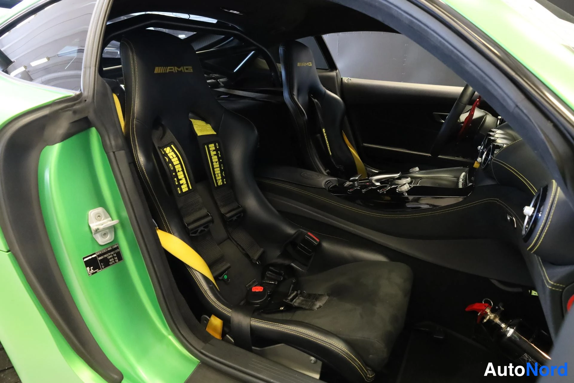 Vihreä Mercedes-Benz AMG GT R 2016, etuistuimet, kuva 16