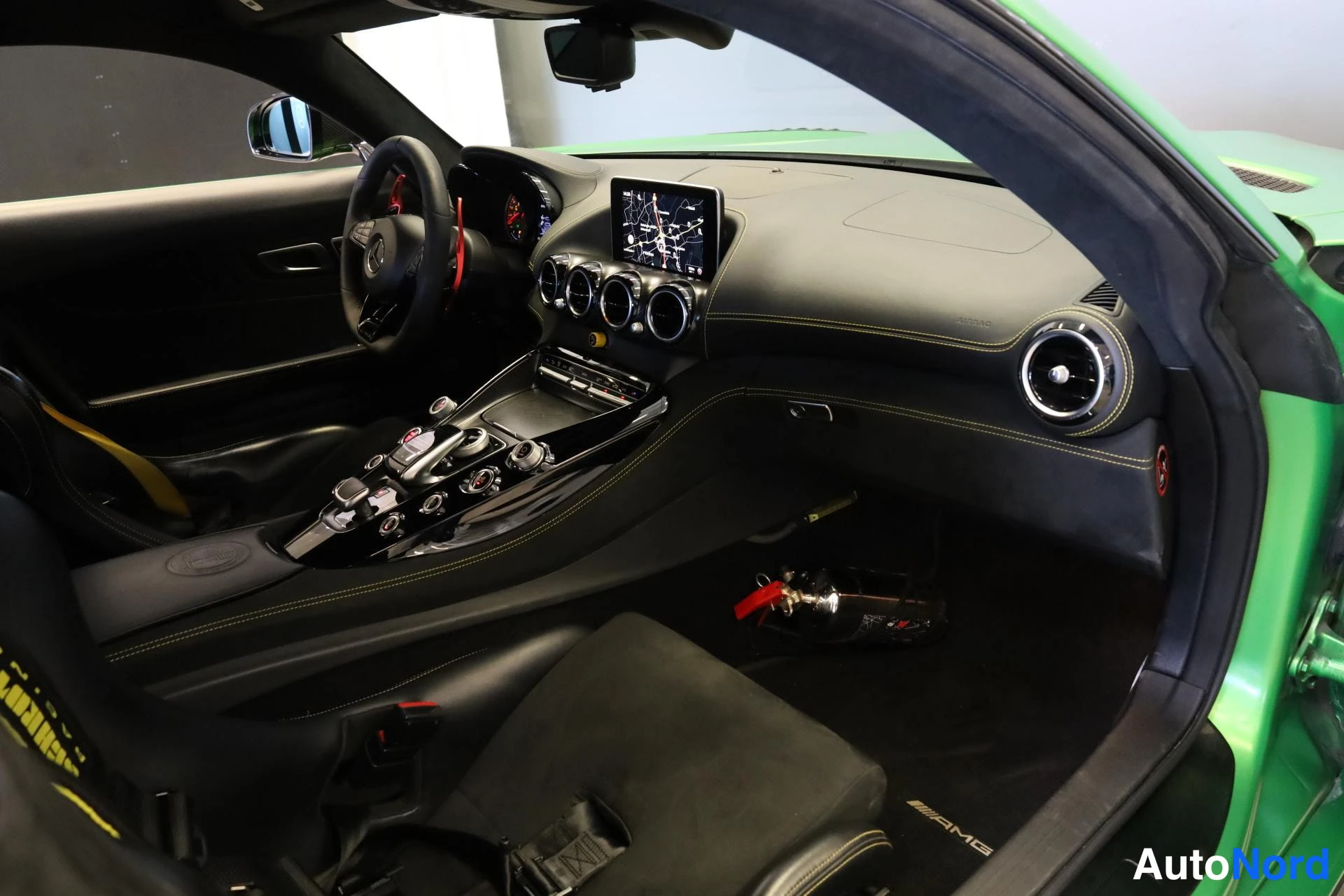 Vihreä Mercedes-Benz AMG GT R 2016, ohjaamo, kuva 12