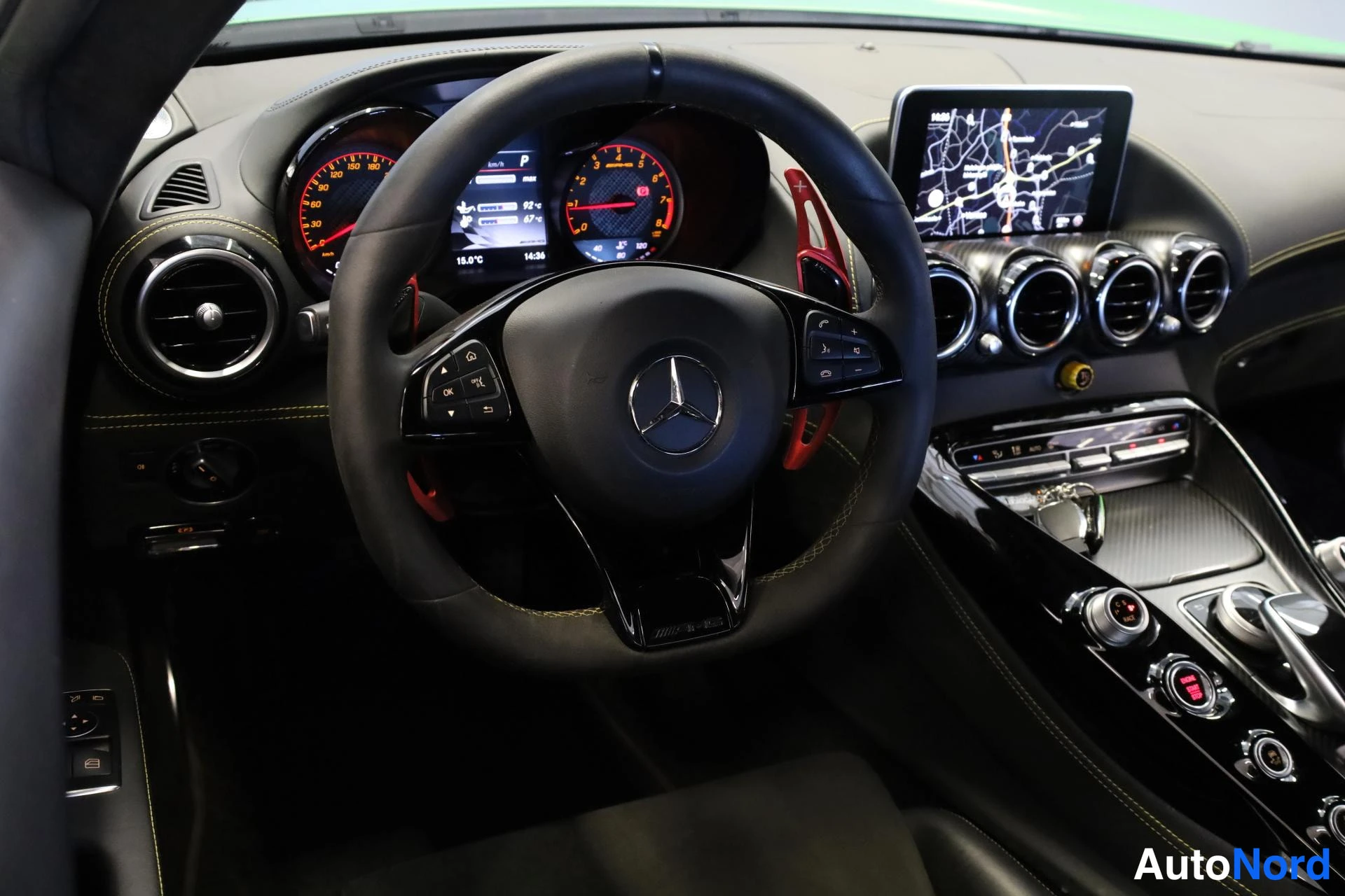 Vihreä Mercedes-Benz AMG GT R 2016, ohjaamo, kuva 13