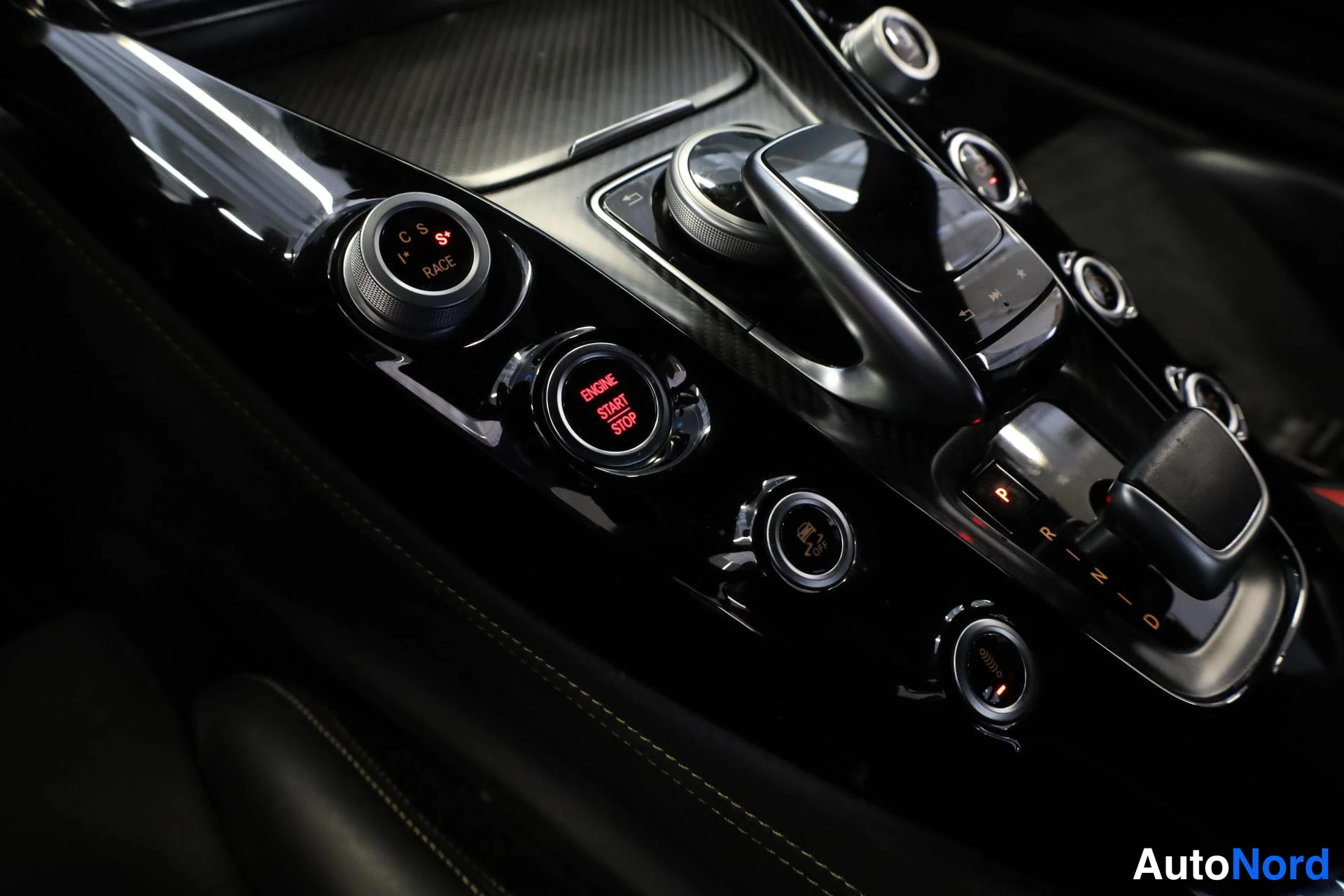 Vihreä Mercedes-Benz AMG GT R 2016, yksityiskohta, kuva 25