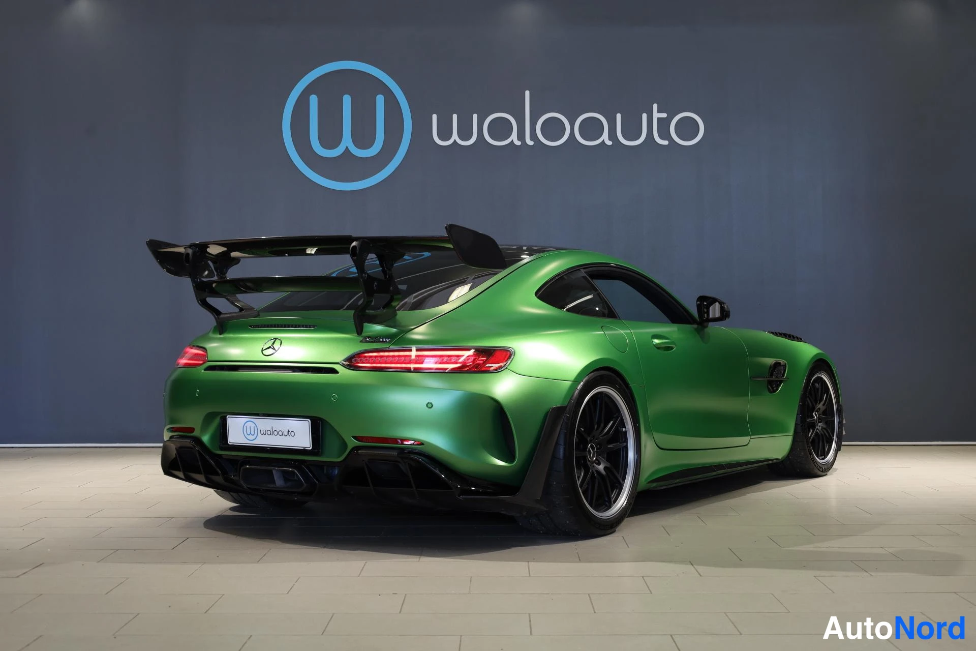 Vihreä Mercedes-Benz AMG GT R 2016, takaviisto, kuva 9