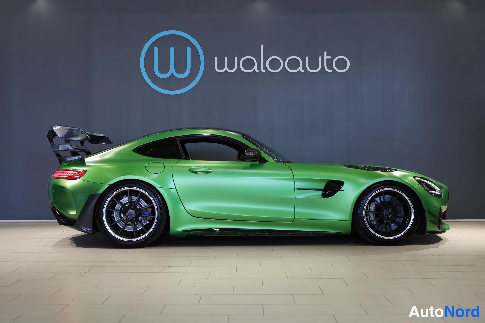 Vihreä Mercedes-Benz AMG GT R 2016, sivulta, kuva 7